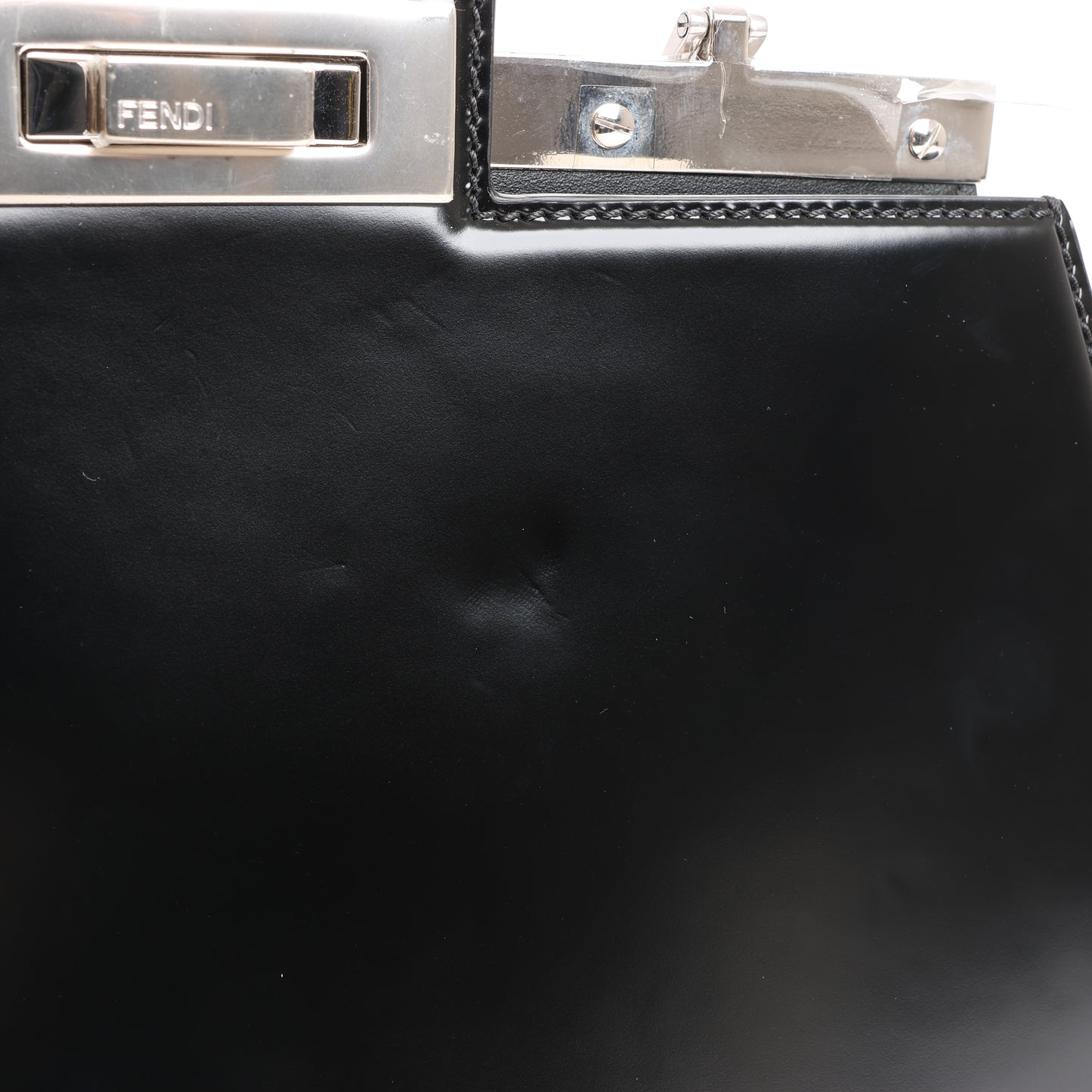 Fendi Peekaboo Cuts Lackleder-Umhängetasche mit Kette in Schwarz 8BN340