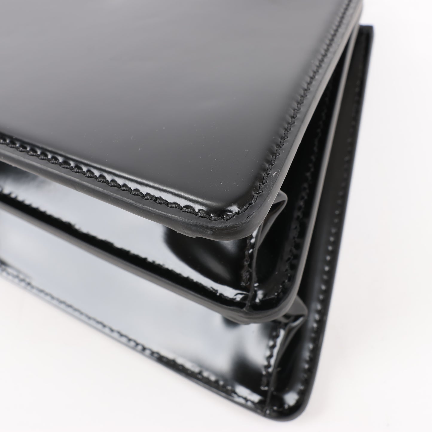Fendi Peekaboo Cuts Lackleder-Umhängetasche mit Kette in Schwarz 8BN340