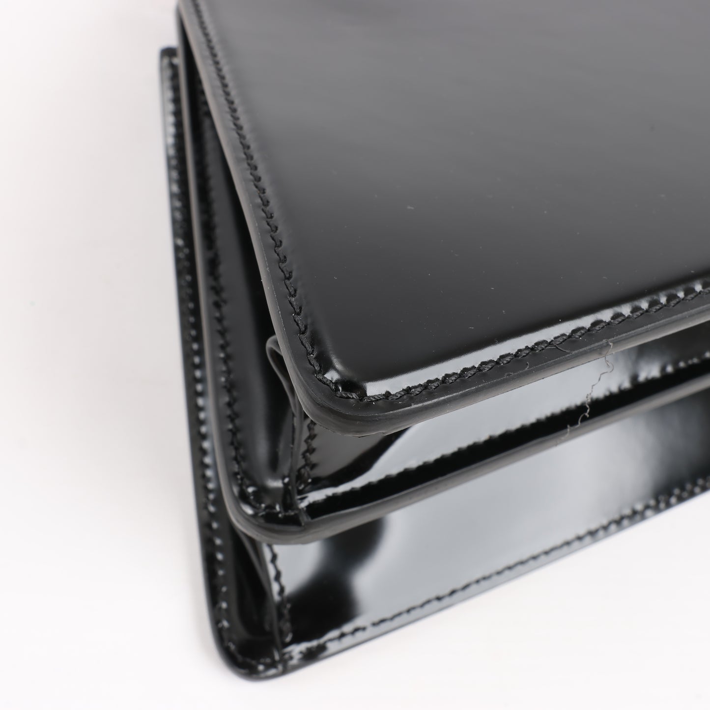 Fendi Peekaboo Cuts Lackleder-Umhängetasche mit Kette in Schwarz 8BN340