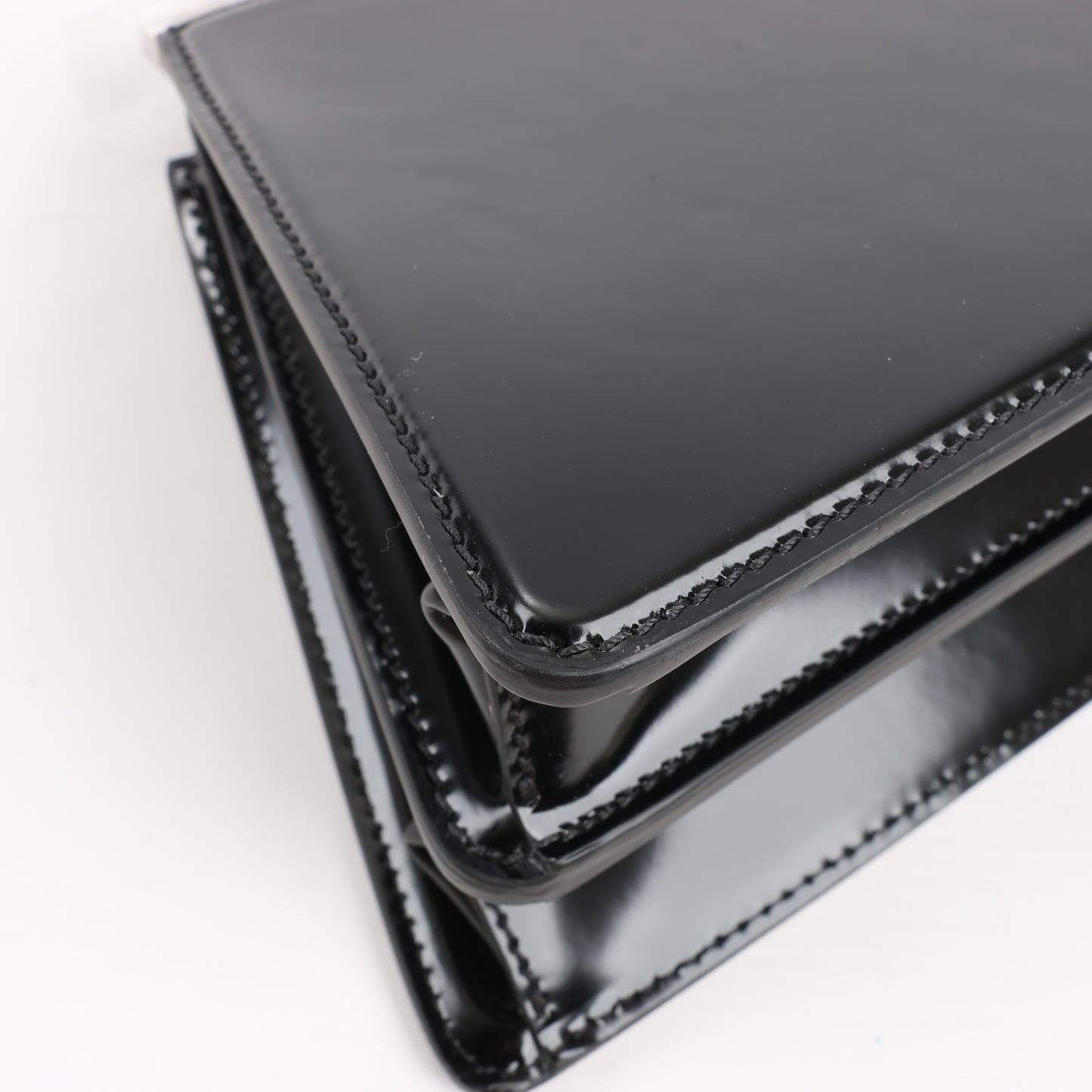 Fendi Peekaboo Cuts Lackleder-Umhängetasche mit Kette in Schwarz 8BN340