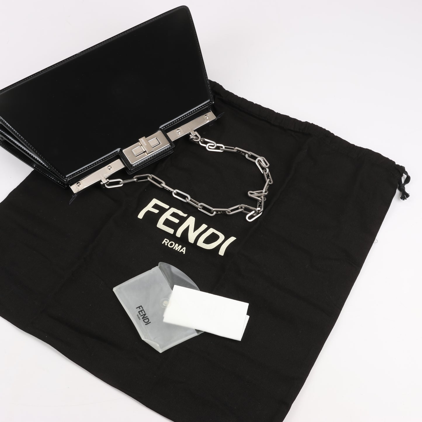 Fendi Peekaboo Cuts Lackleder-Umhängetasche mit Kette in Schwarz 8BN340