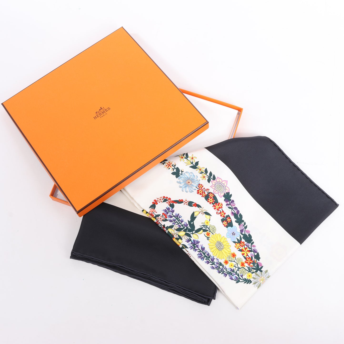 Hermès Carré 90 Seidenschal „BRIDES DE GALA EN FLEUR“.