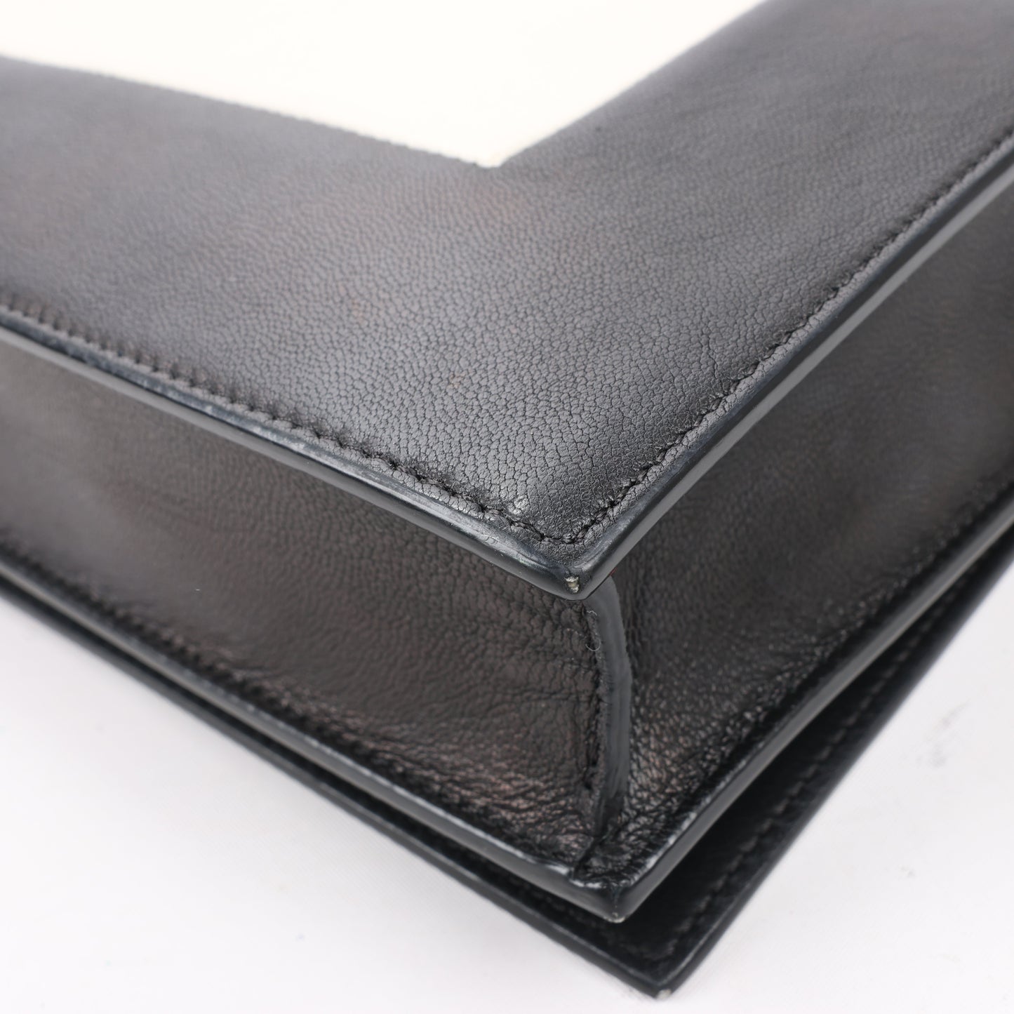 Celine Frame Abend-Schultertasche aus Leder mit Kette in Schwarz × Weiß