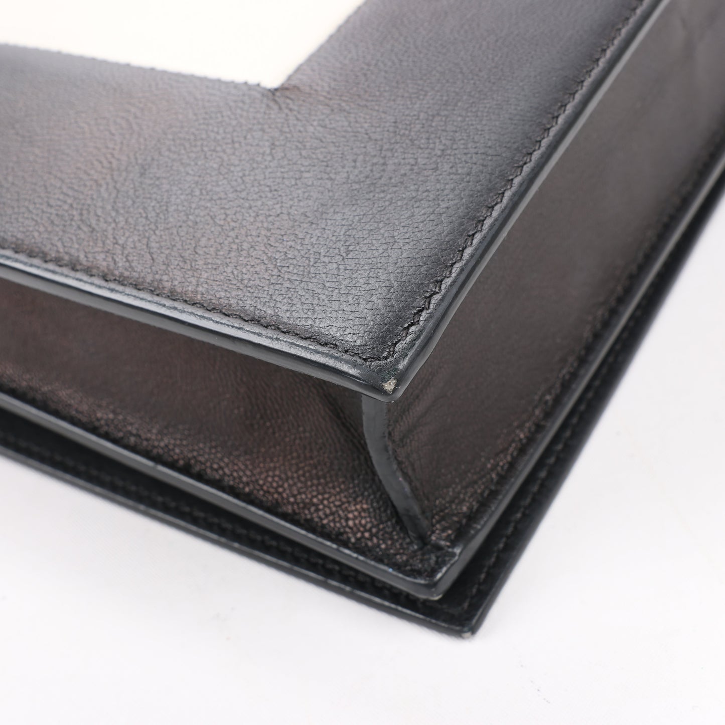Celine Frame Abend-Schultertasche aus Leder mit Kette in Schwarz × Weiß