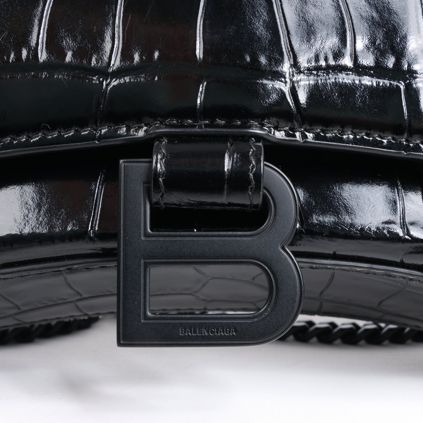 Balenciaga – Hourglass – Schultertasche in Kroko-Optik in Schwarz