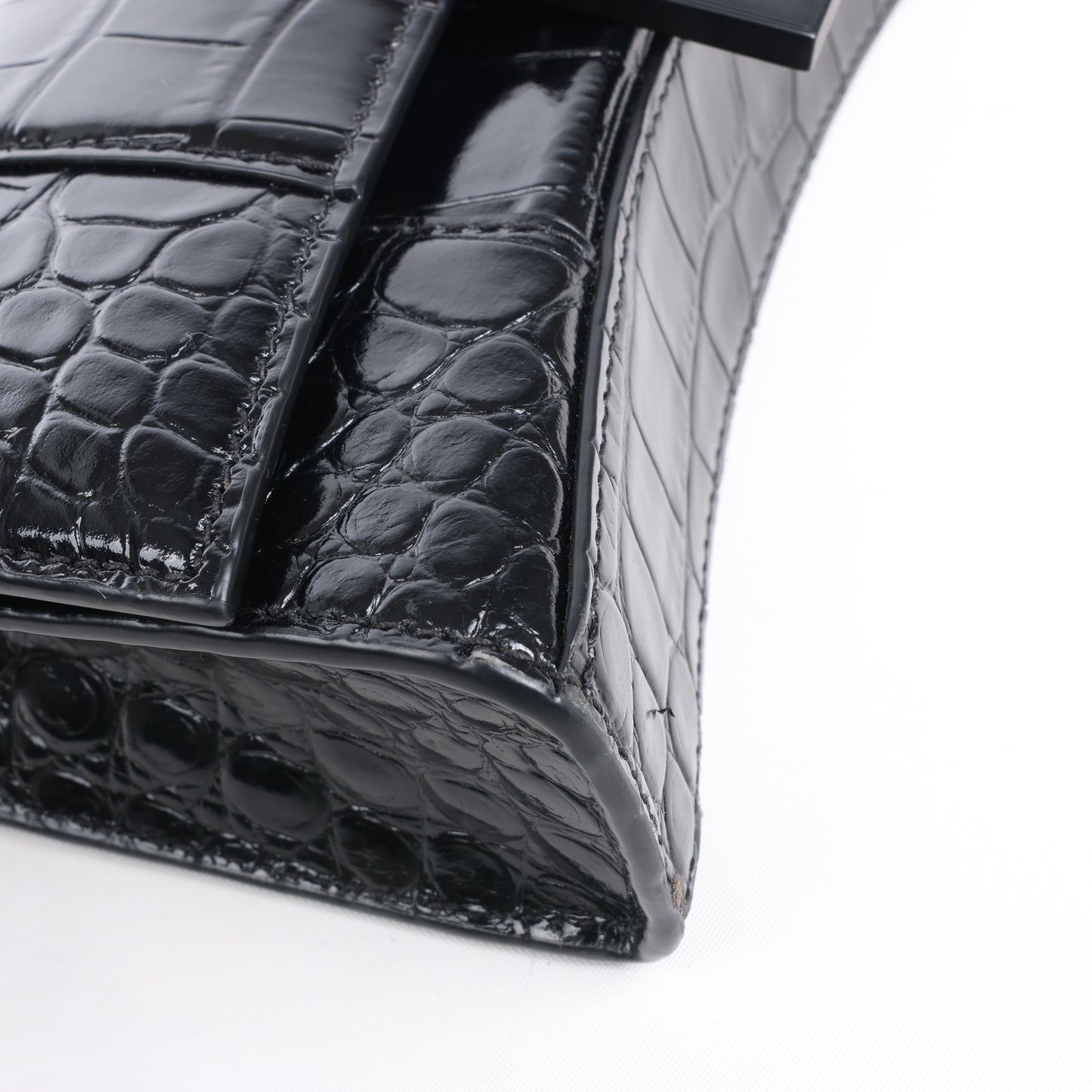 Balenciaga – Hourglass – Schultertasche in Kroko-Optik in Schwarz