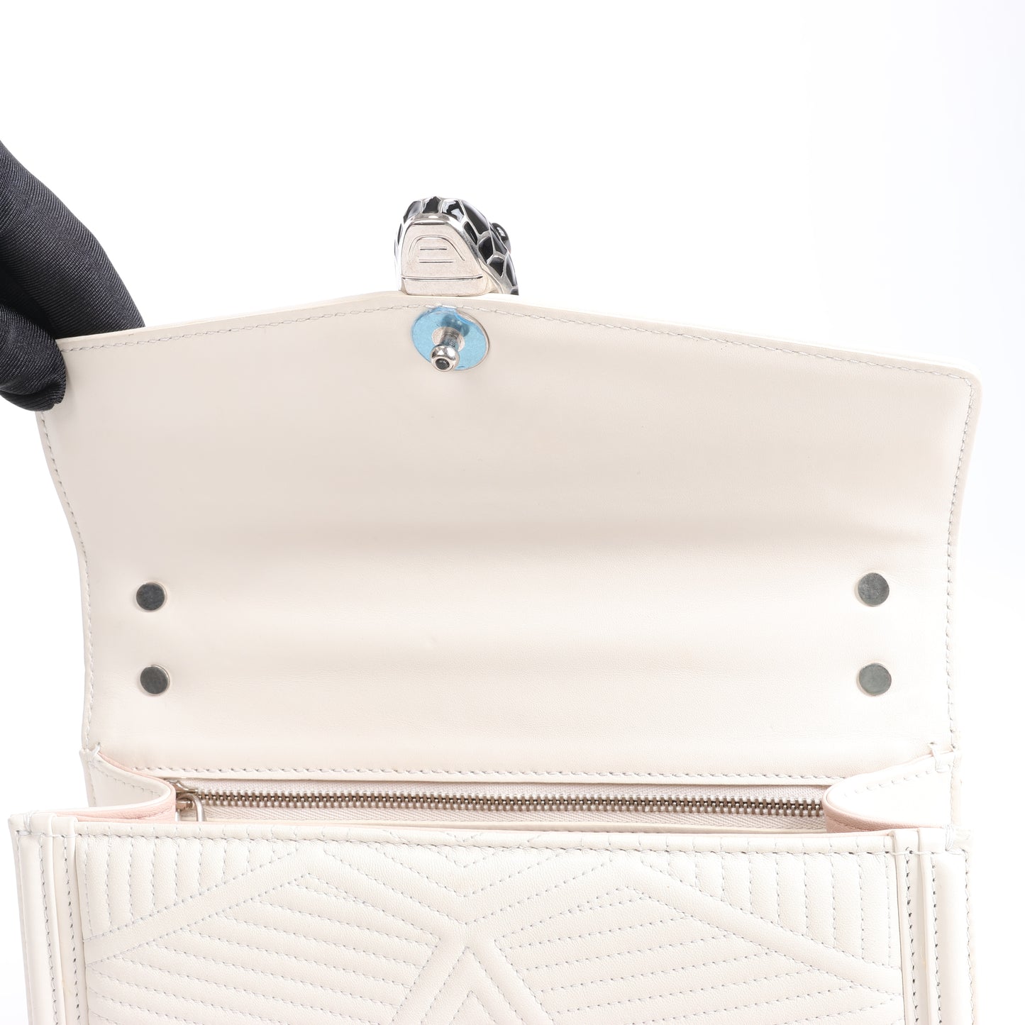BVLGARI Serpenti Schultertasche aus Leder mit Kette in Weiß