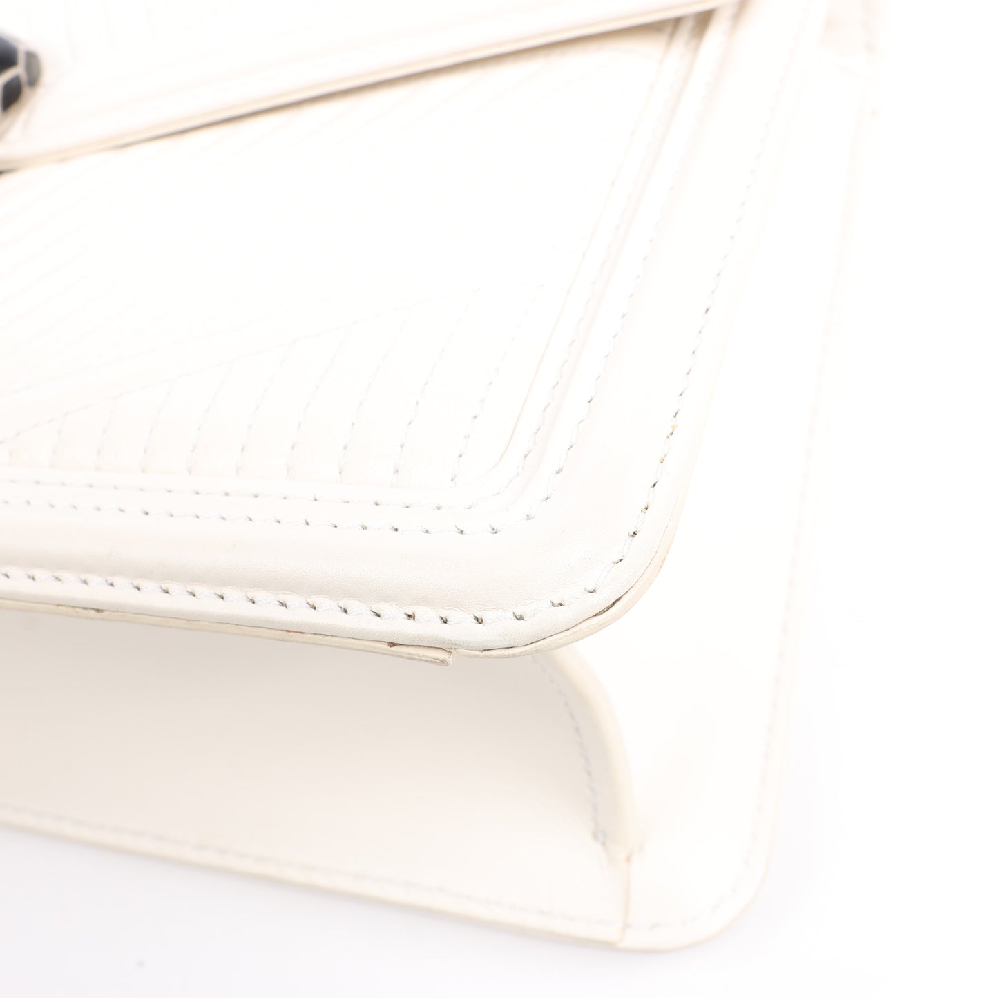 BVLGARI Serpenti Schultertasche aus Leder mit Kette in Weiß