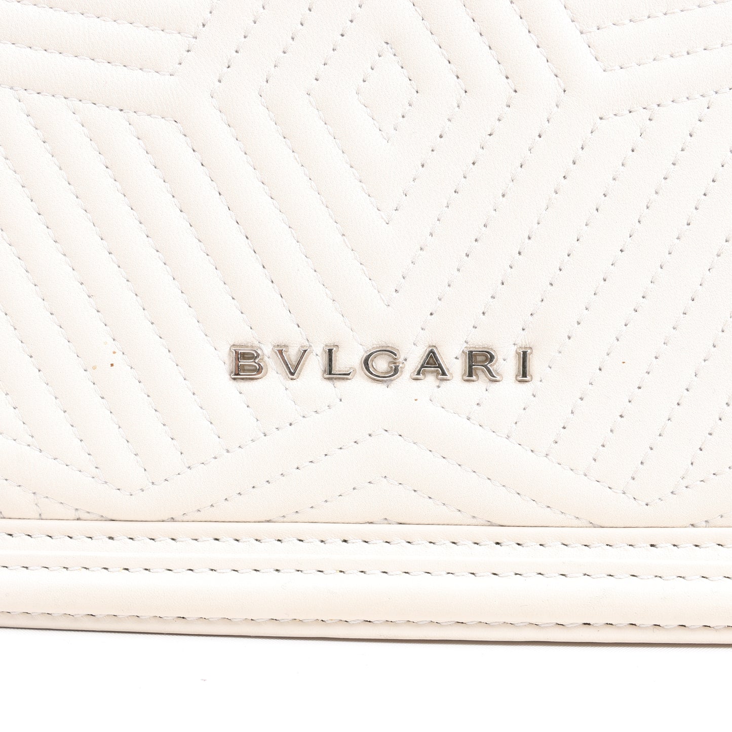 BVLGARI Serpenti Schultertasche aus Leder mit Kette in Weiß