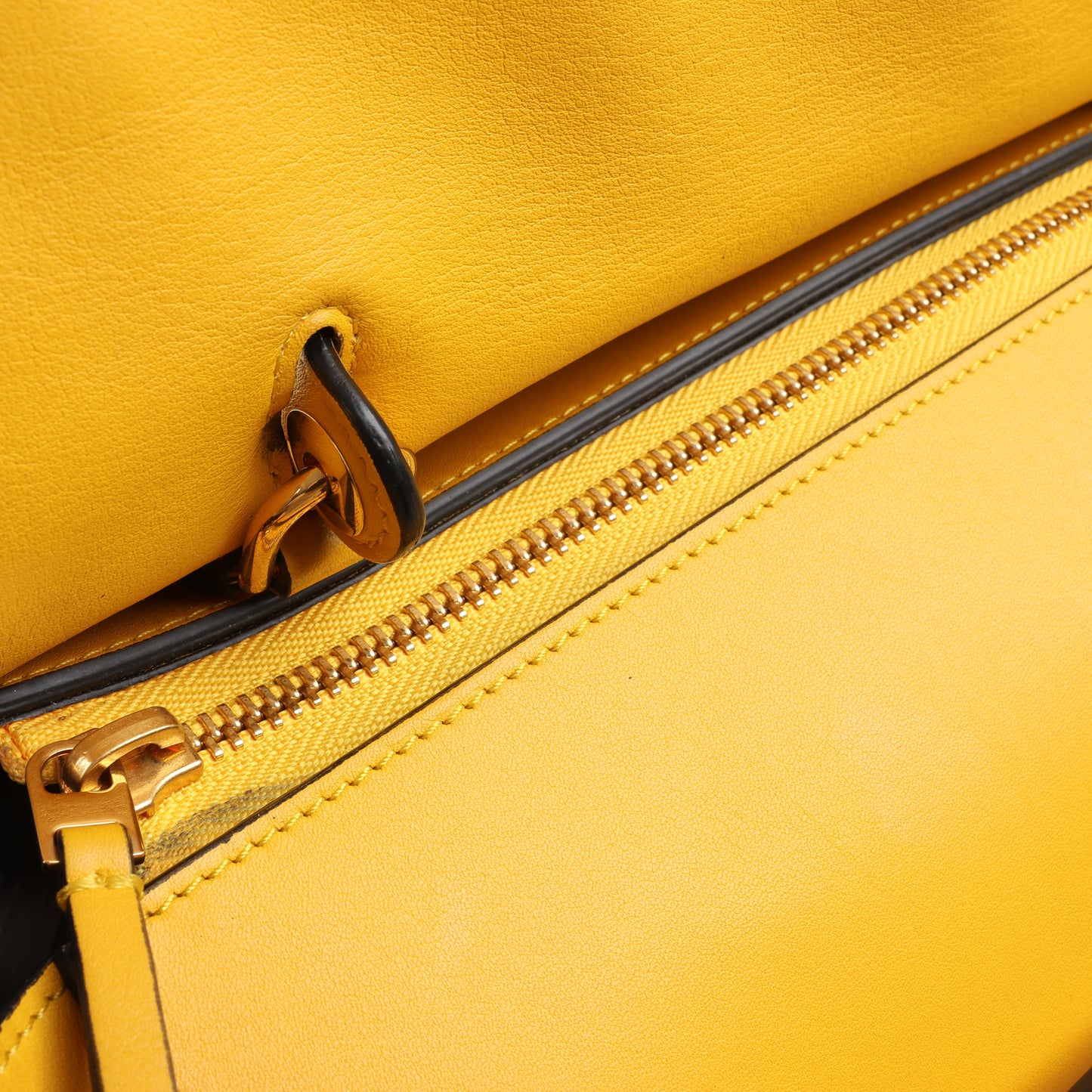 CELINE – 2-Wege-Handtasche aus glattem Kalbsleder in Gelb