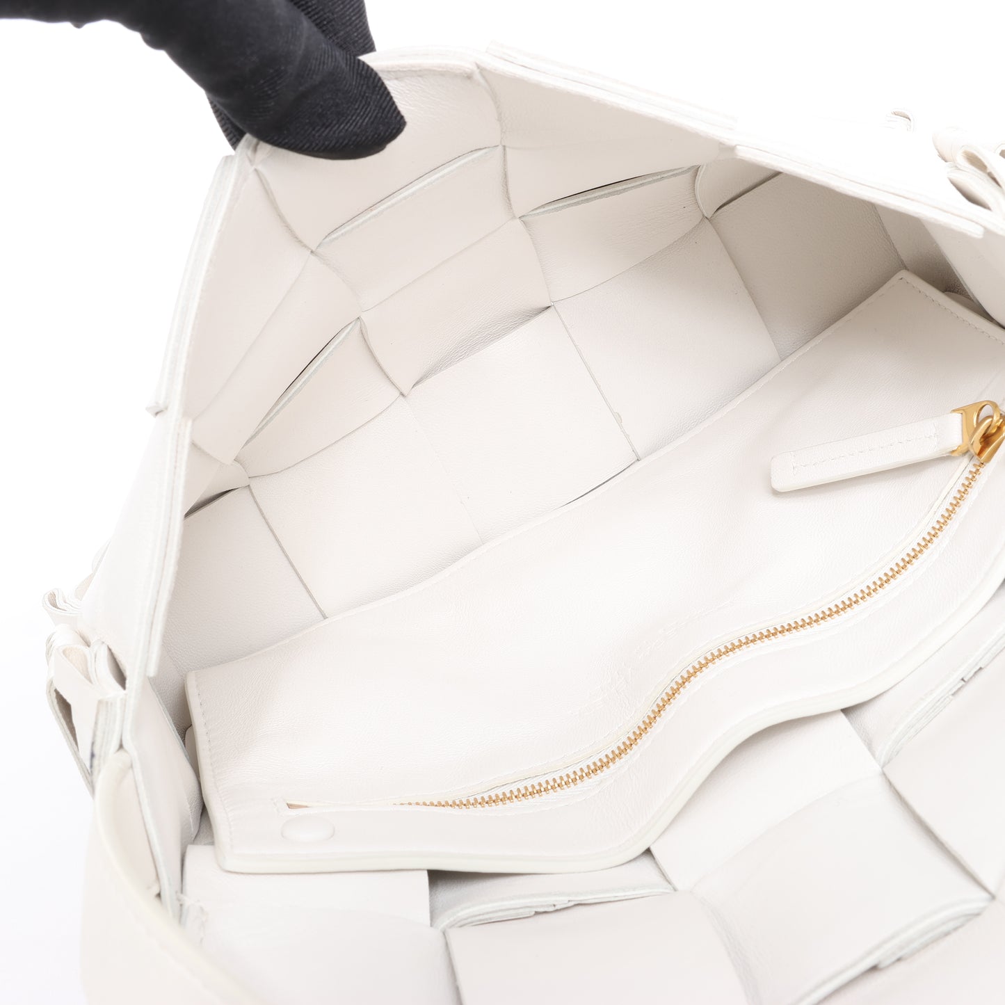 Bottega Veneta Maxi Intrecciato Kassetten-Umhängetasche aus Leder in Weiß