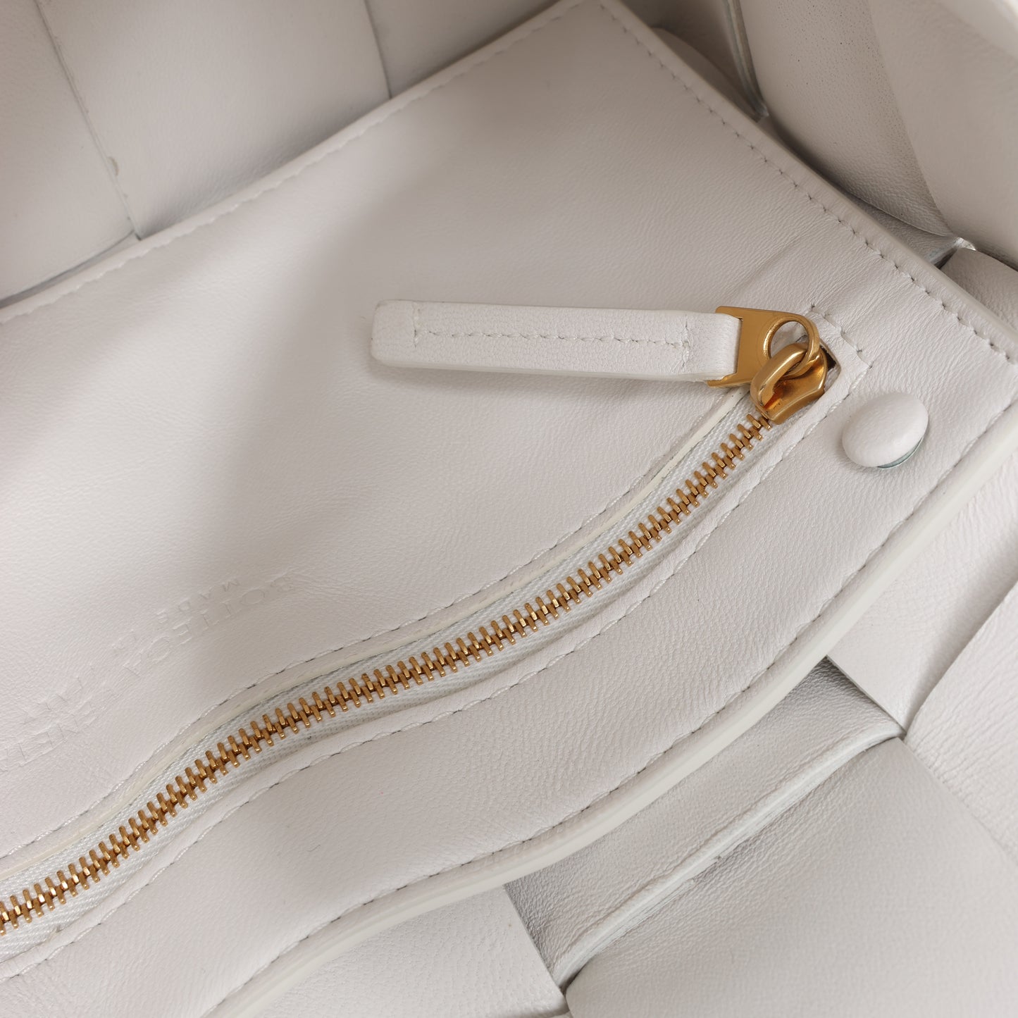 Bottega Veneta Maxi Intrecciato Kassetten-Umhängetasche aus Leder in Weiß