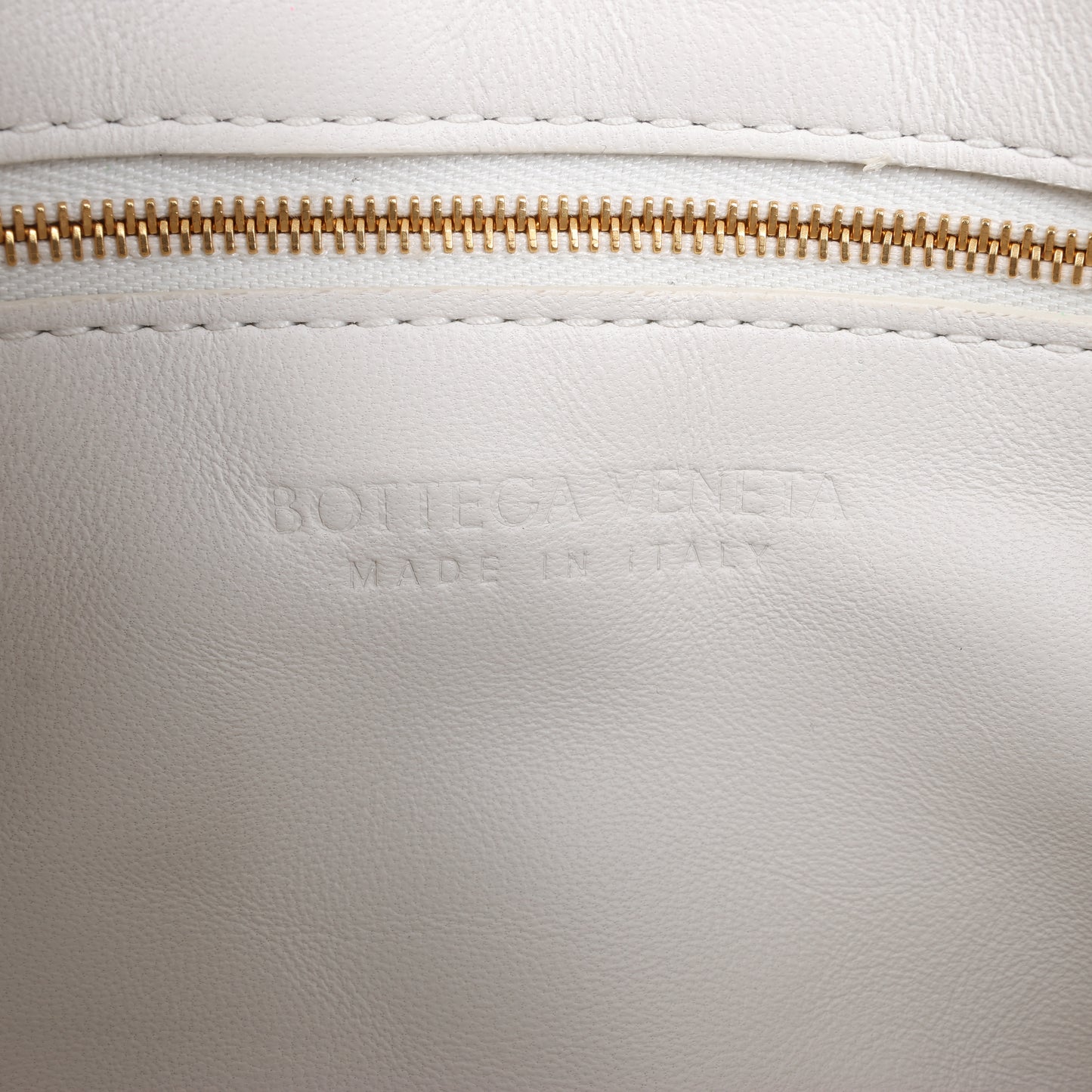 Bottega Veneta Maxi Intrecciato Kassetten-Umhängetasche aus Leder in Weiß