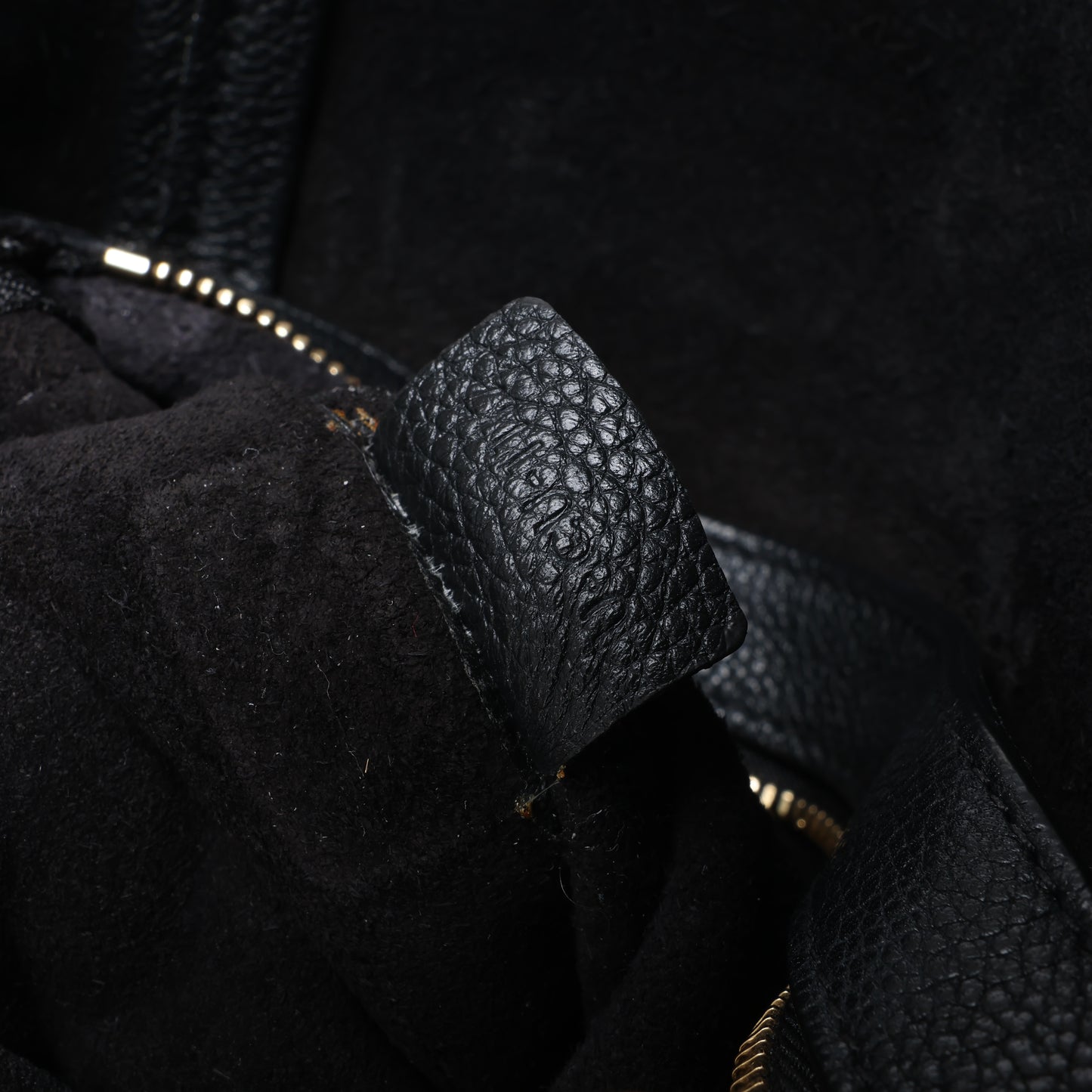 Celine Cabas Phantom, kleine Schultertasche aus schwarzem Leder