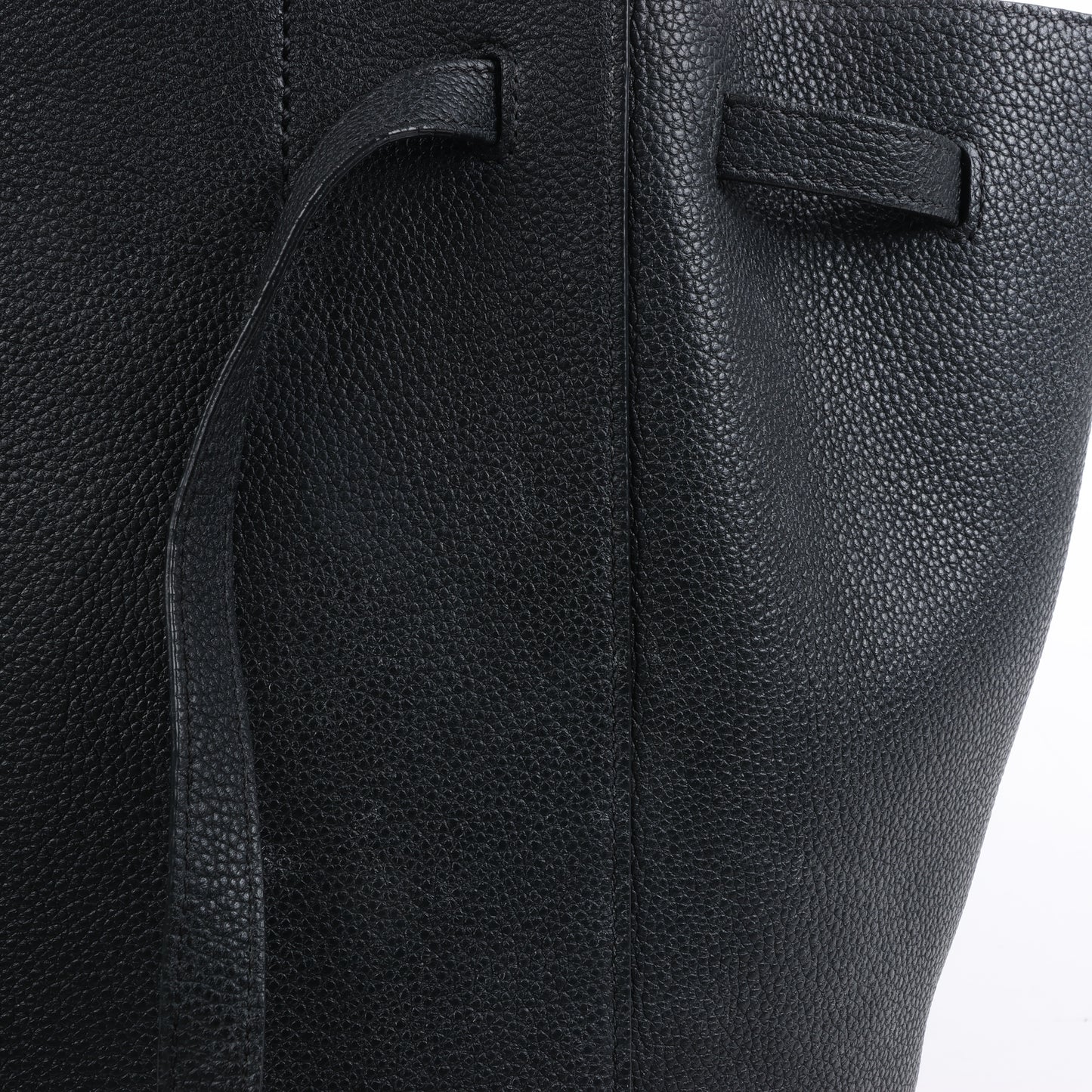 Celine Cabas Phantom, kleine Schultertasche aus schwarzem Leder