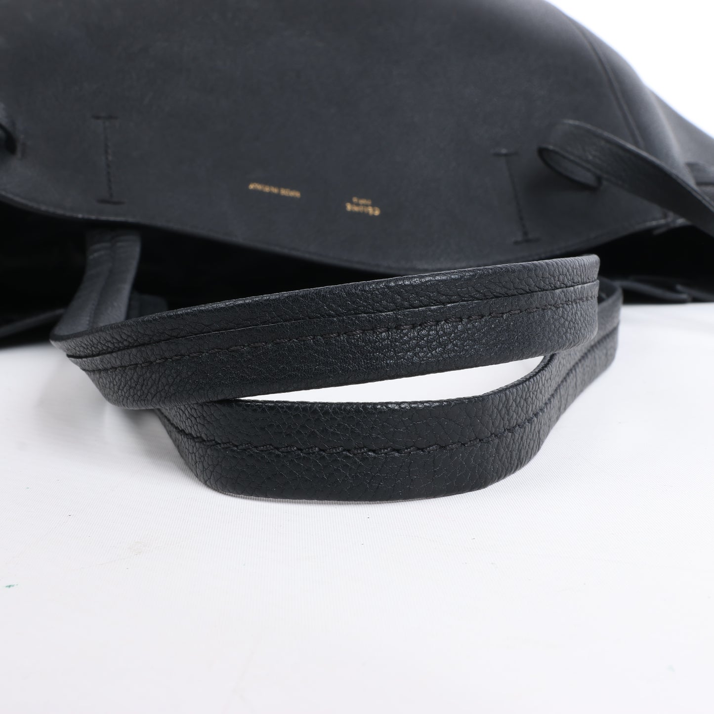 Celine Cabas Phantom, kleine Schultertasche aus schwarzem Leder