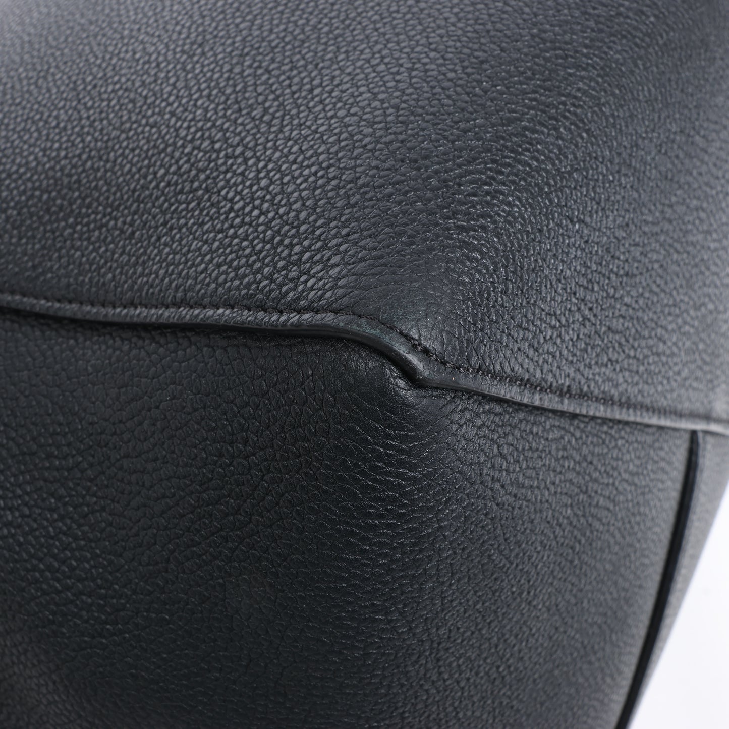 Celine Cabas Phantom, kleine Schultertasche aus schwarzem Leder