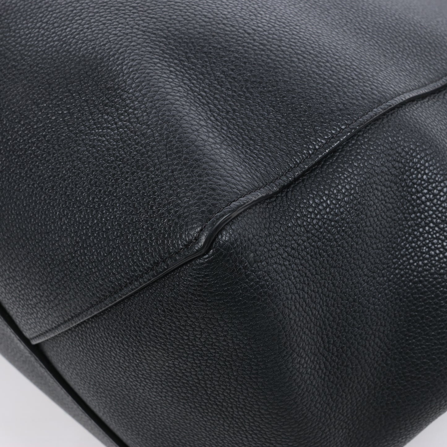 Celine Cabas Phantom, kleine Schultertasche aus schwarzem Leder