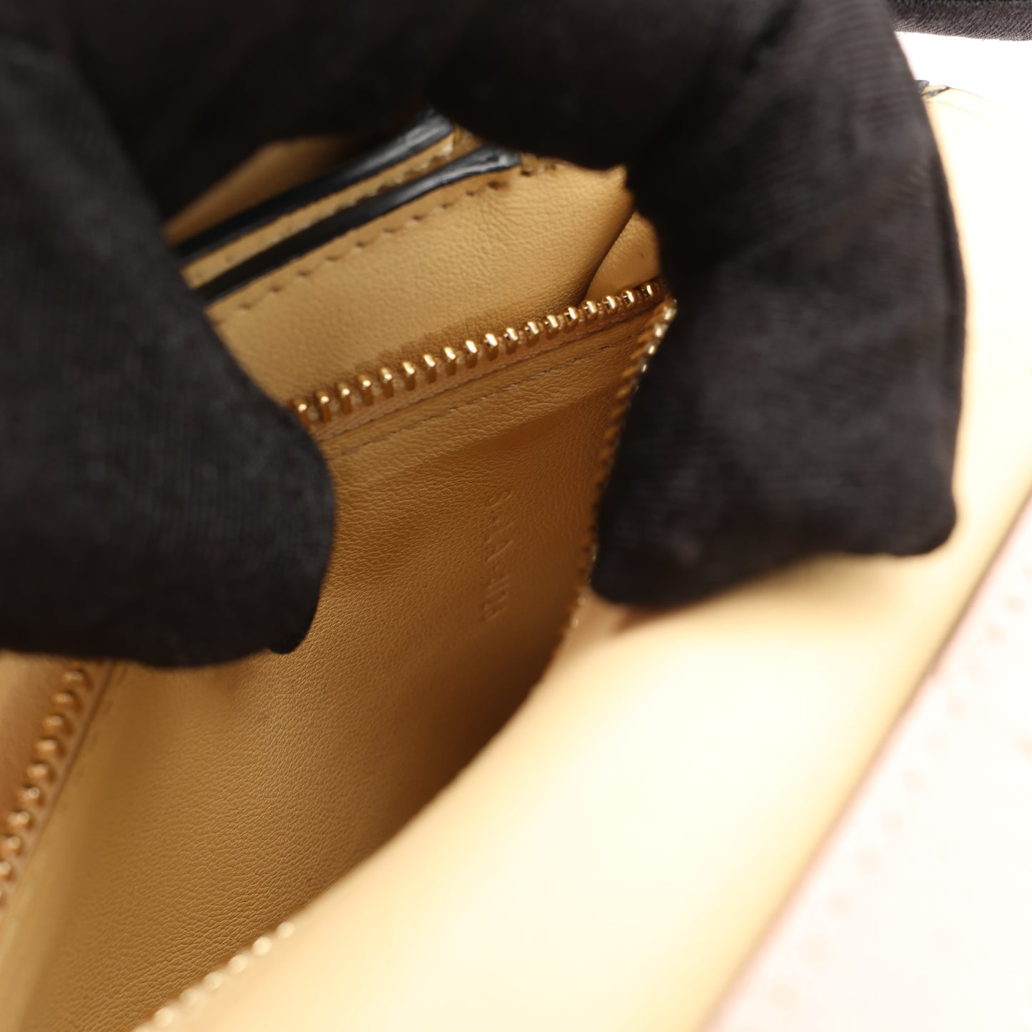 CELINE Classic Box kleine Umhängetasche aus Leder in Puderbeige