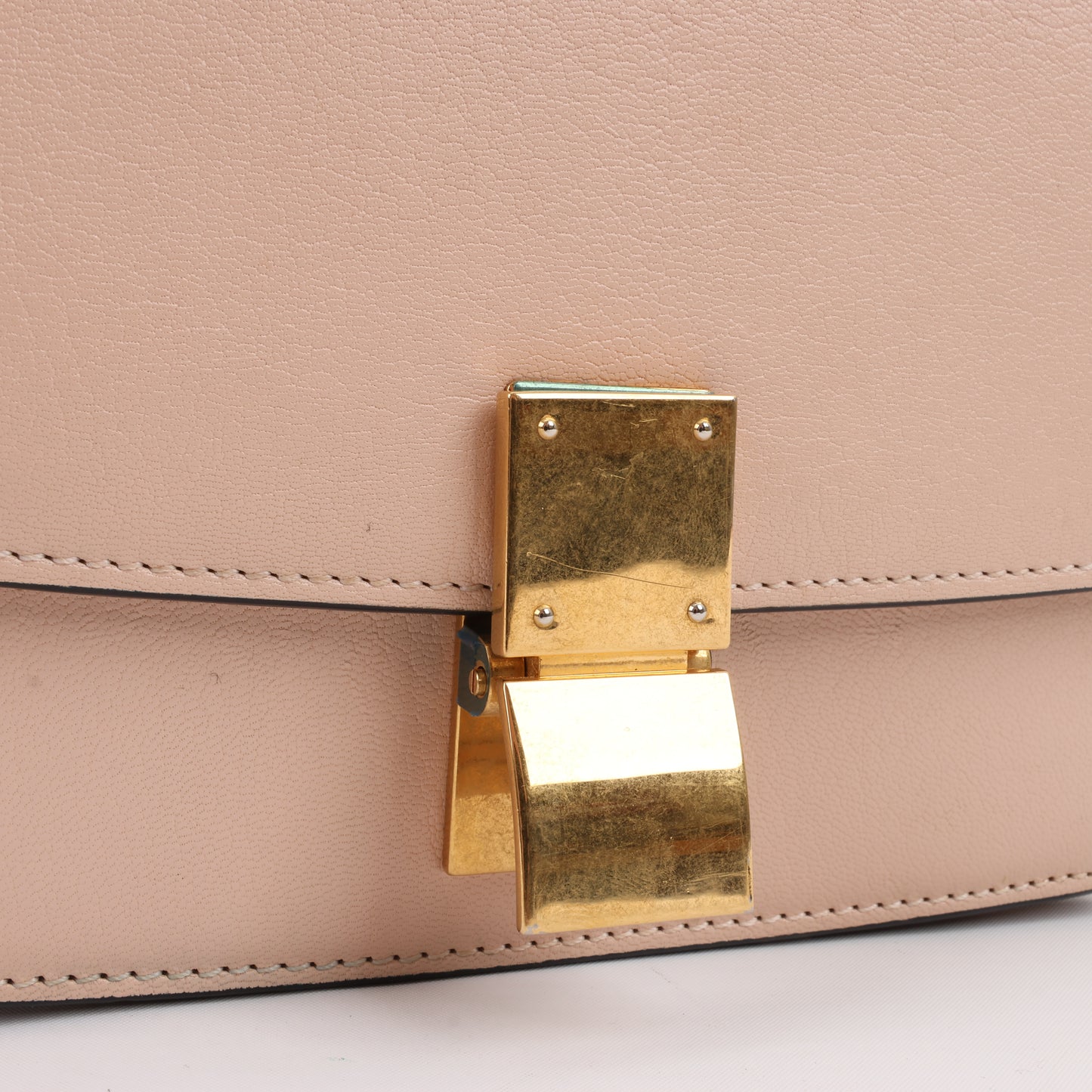 CELINE Classic Box kleine Umhängetasche aus Leder in Puderbeige