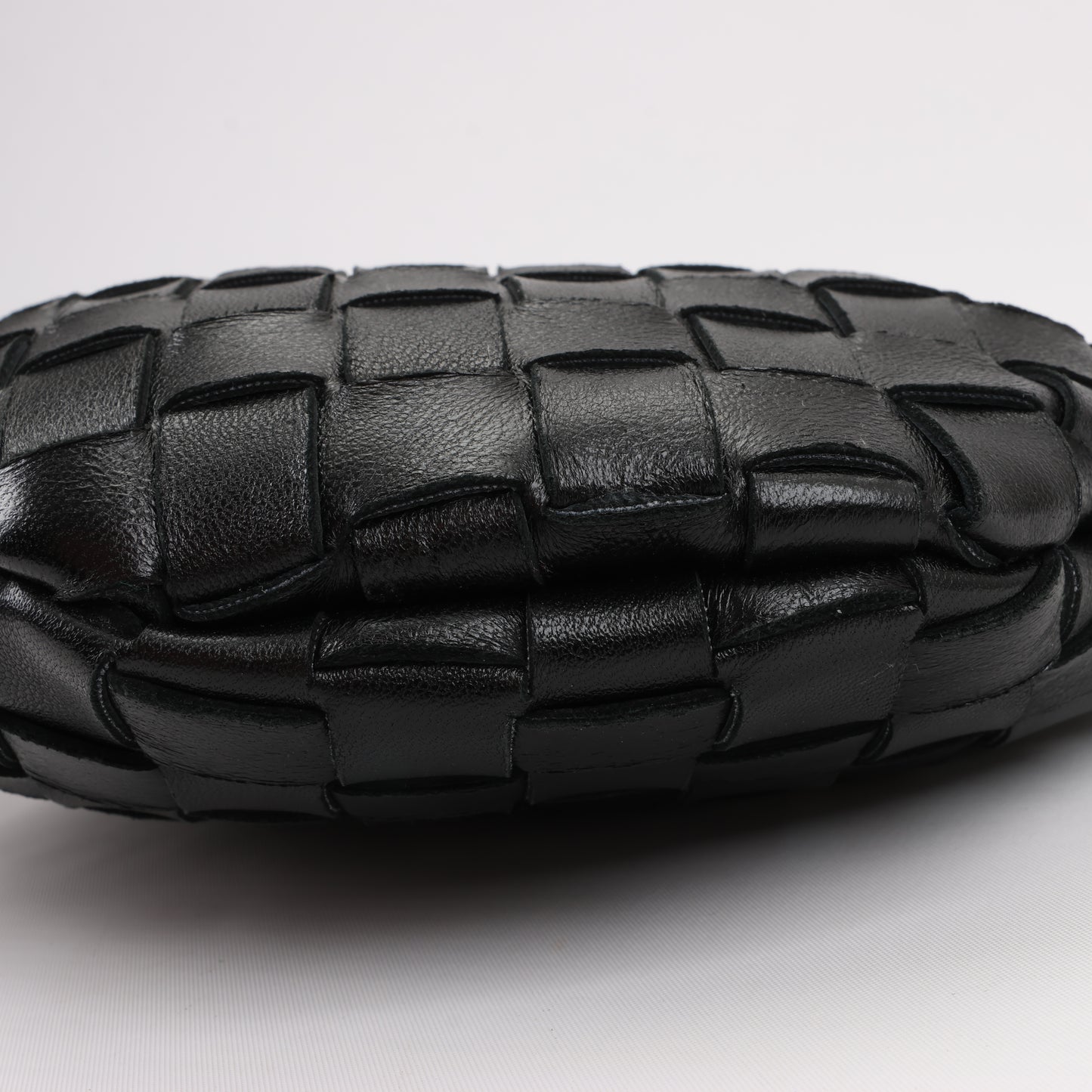 Bottega Veneta Intrecciato Sardines Leder Umhängetasche in Schwarz