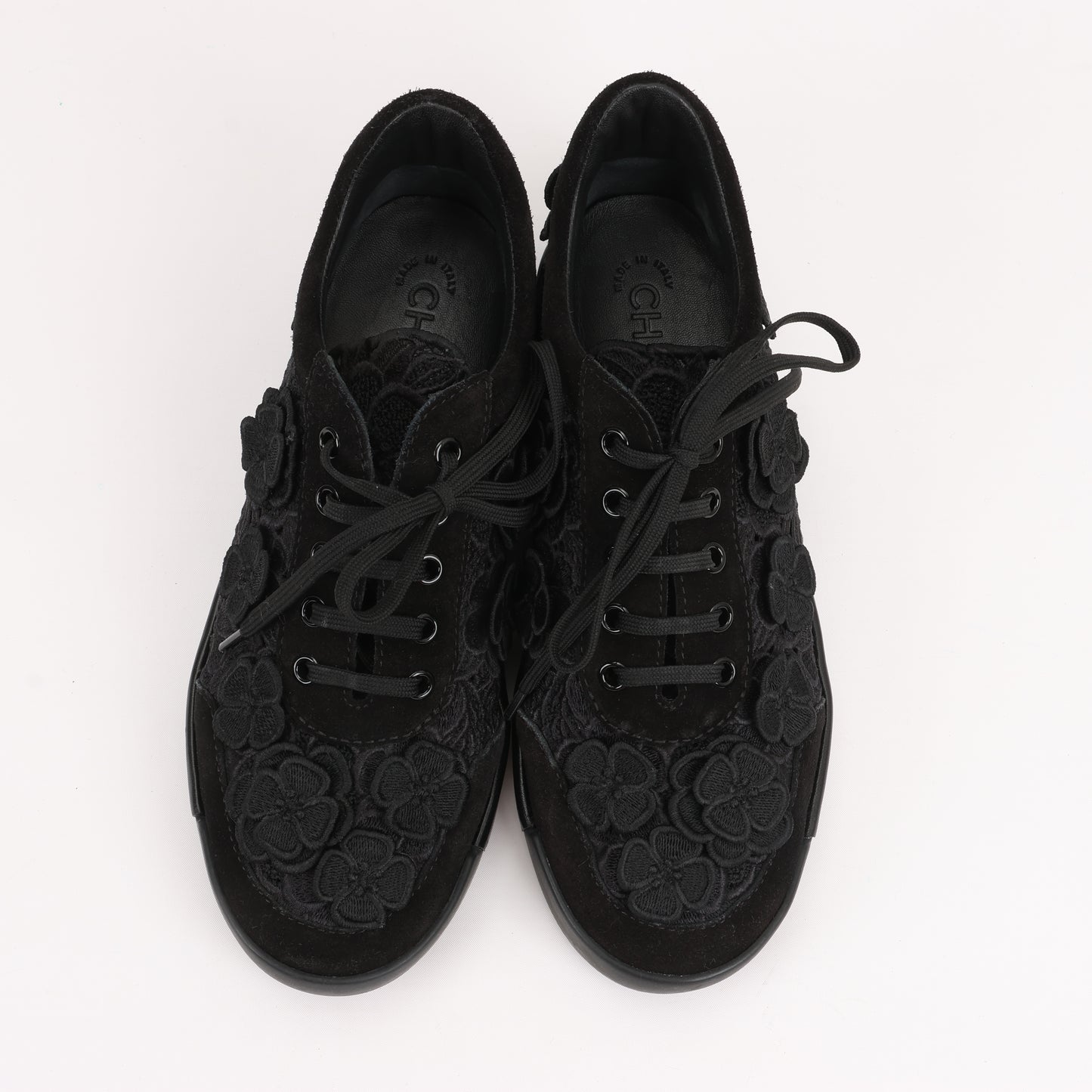 CHANEL Camelia Lace x Wildleder Sneakers in Schwarz G34815, Größe 37