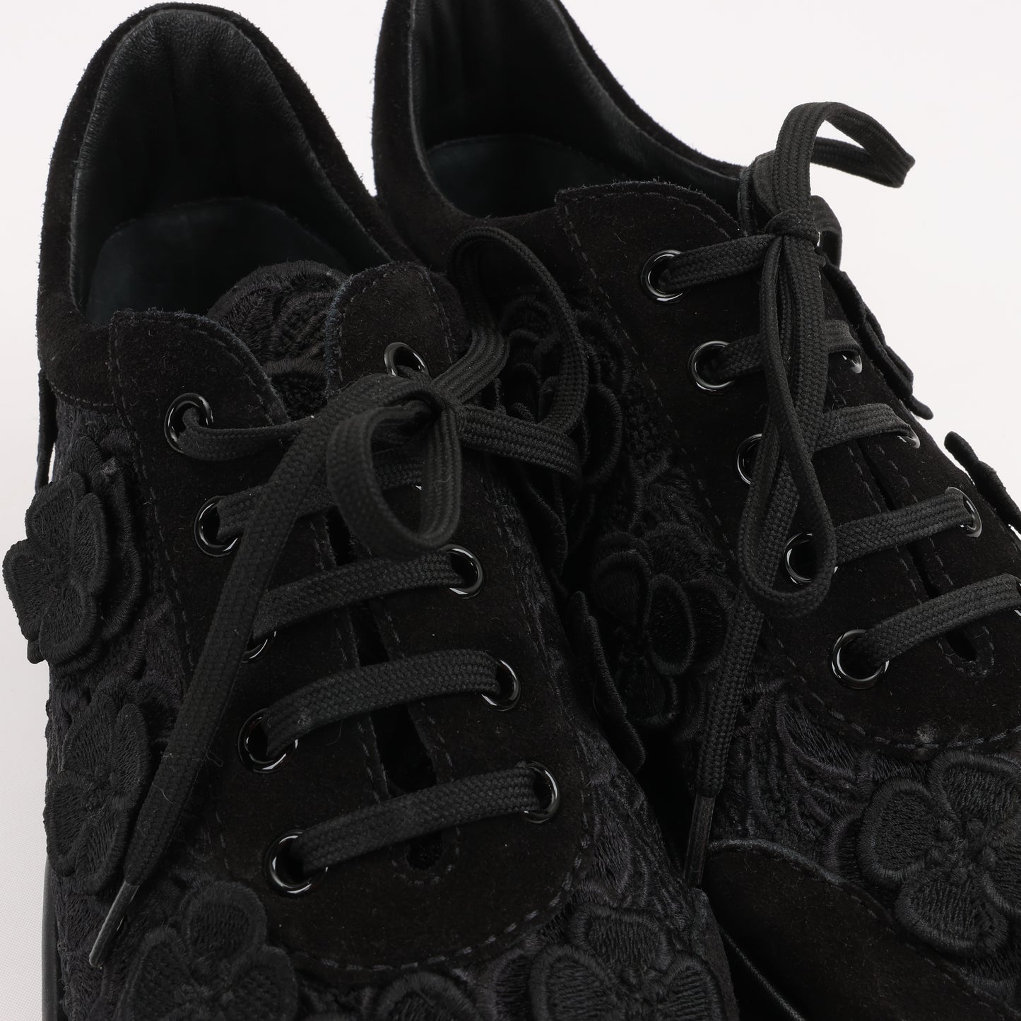 CHANEL Camelia Lace x Wildleder Sneakers in Schwarz G34815, Größe 37