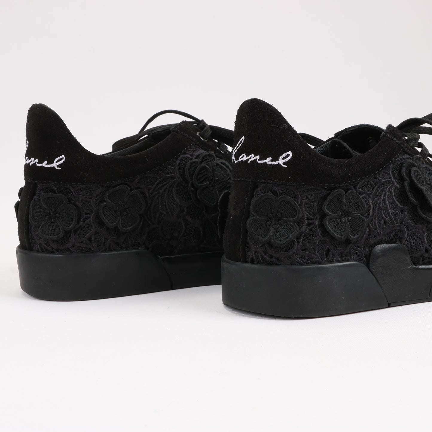CHANEL Camelia Lace x Wildleder Sneakers in Schwarz G34815, Größe 37
