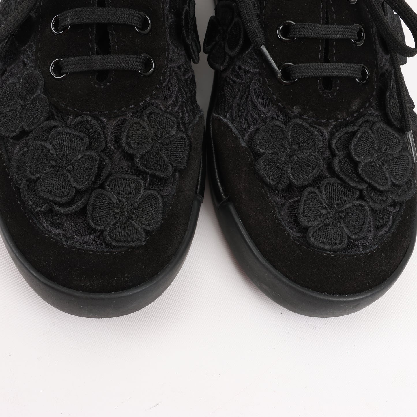 CHANEL Camelia Lace x Wildleder Sneakers in Schwarz G34815, Größe 37