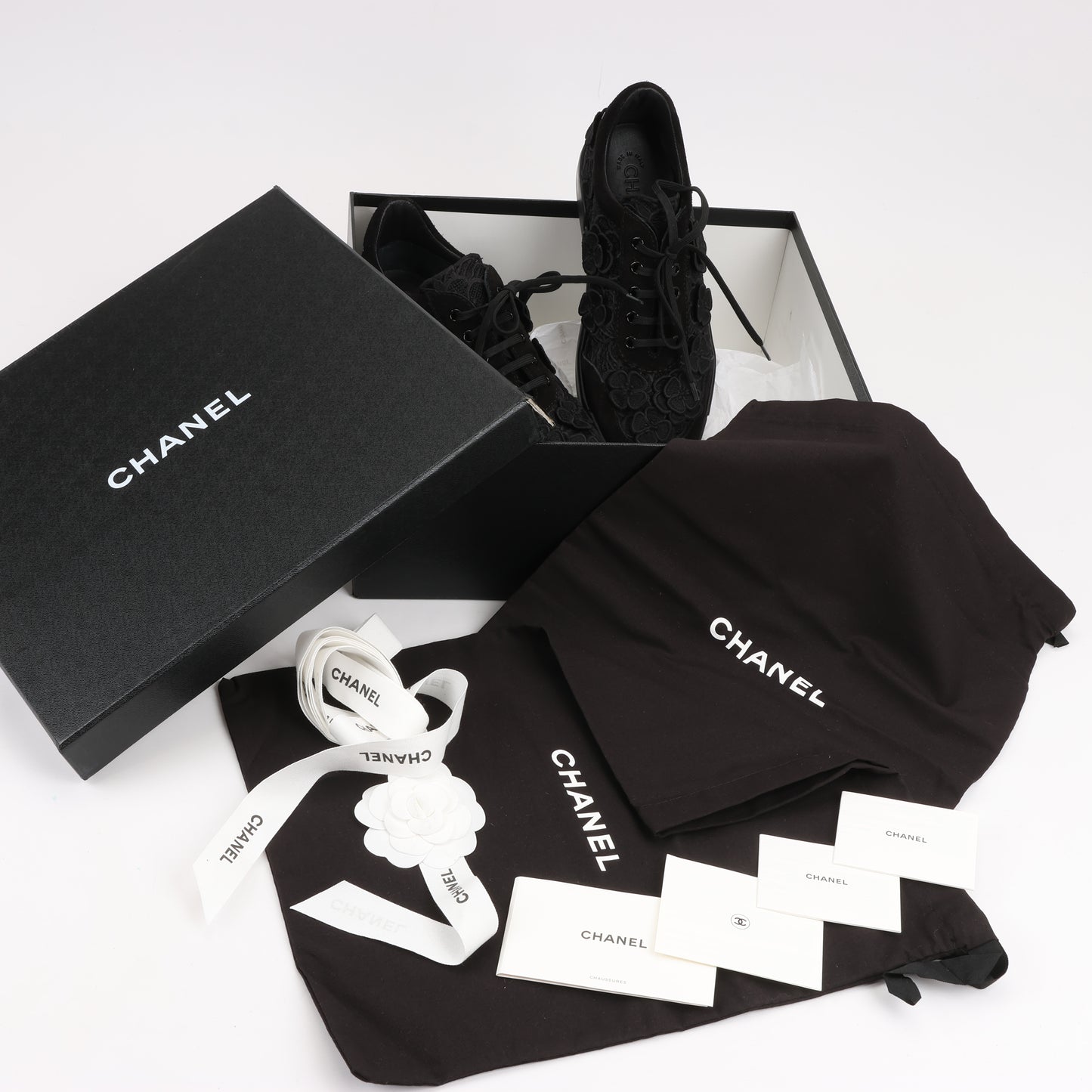 CHANEL Camelia Lace x Wildleder Sneakers in Schwarz G34815, Größe 37