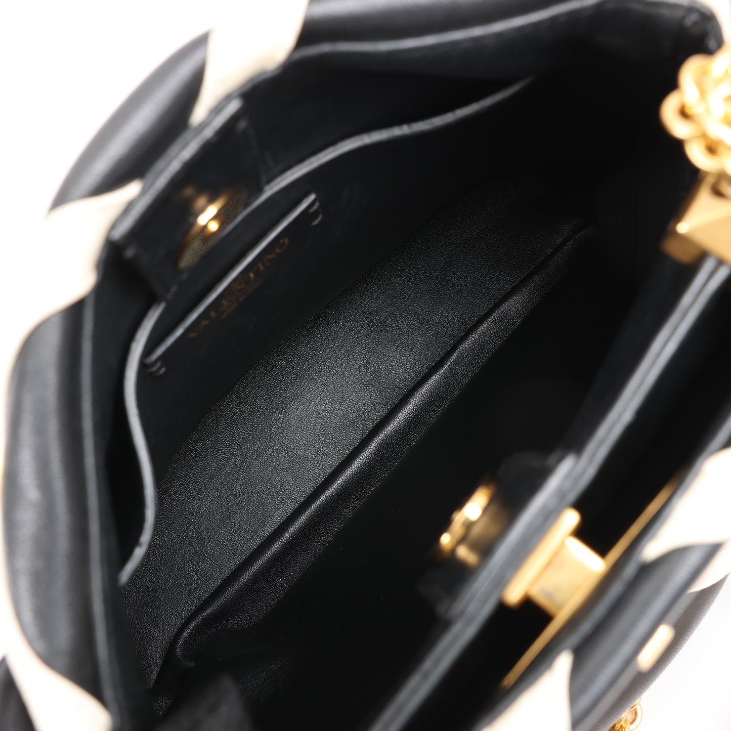 Valentino Garavani – 3-Wege-Schultertasche aus Leder mit römischen Nieten in Schwarz x Beige