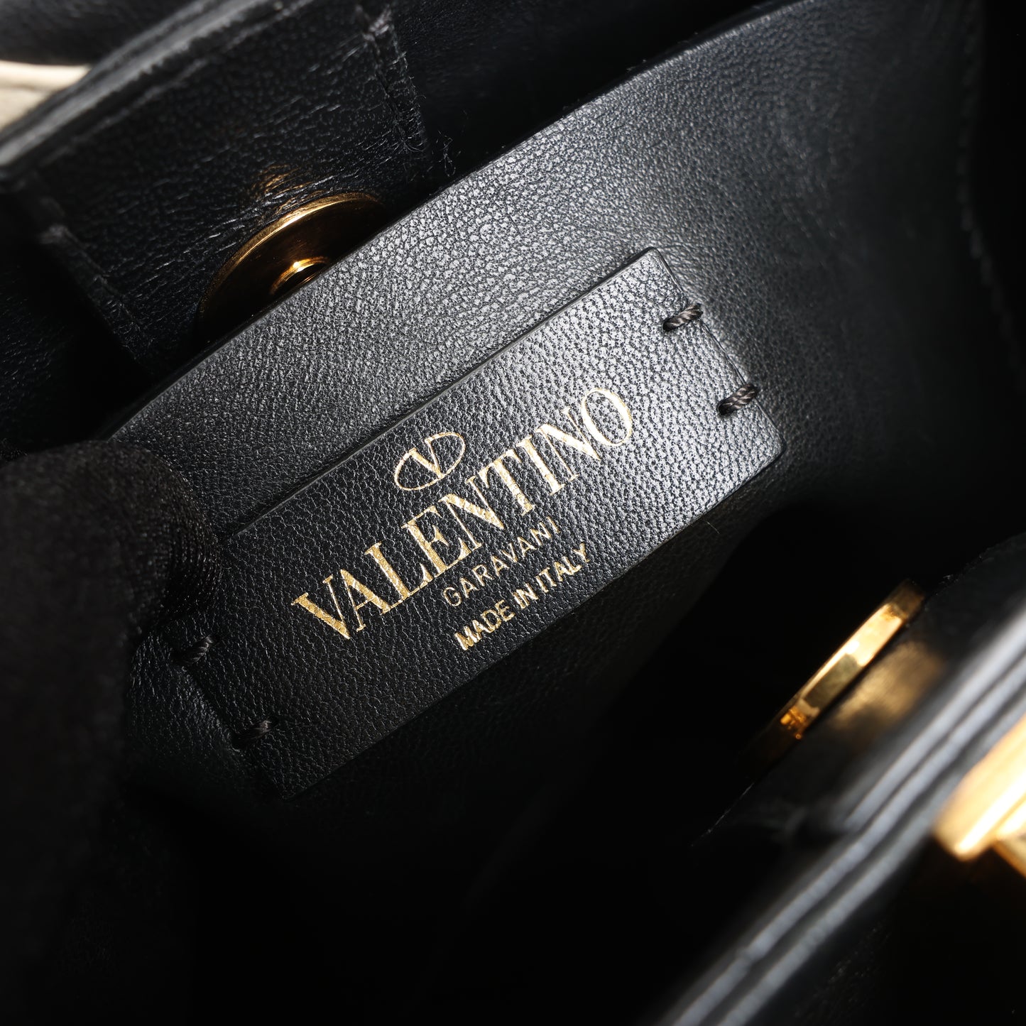 Valentino Garavani – 3-Wege-Schultertasche aus Leder mit römischen Nieten in Schwarz x Beige