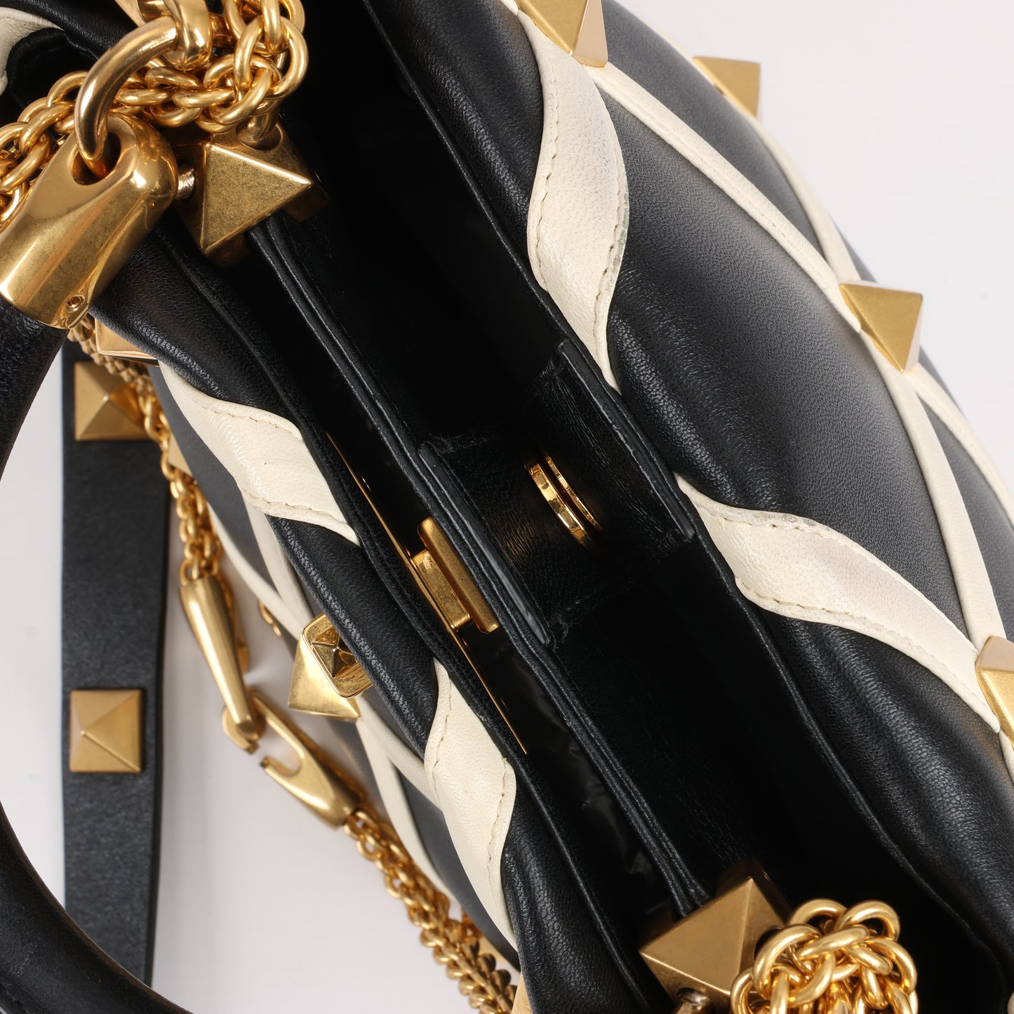 Valentino Garavani – 3-Wege-Schultertasche aus Leder mit römischen Nieten in Schwarz x Beige