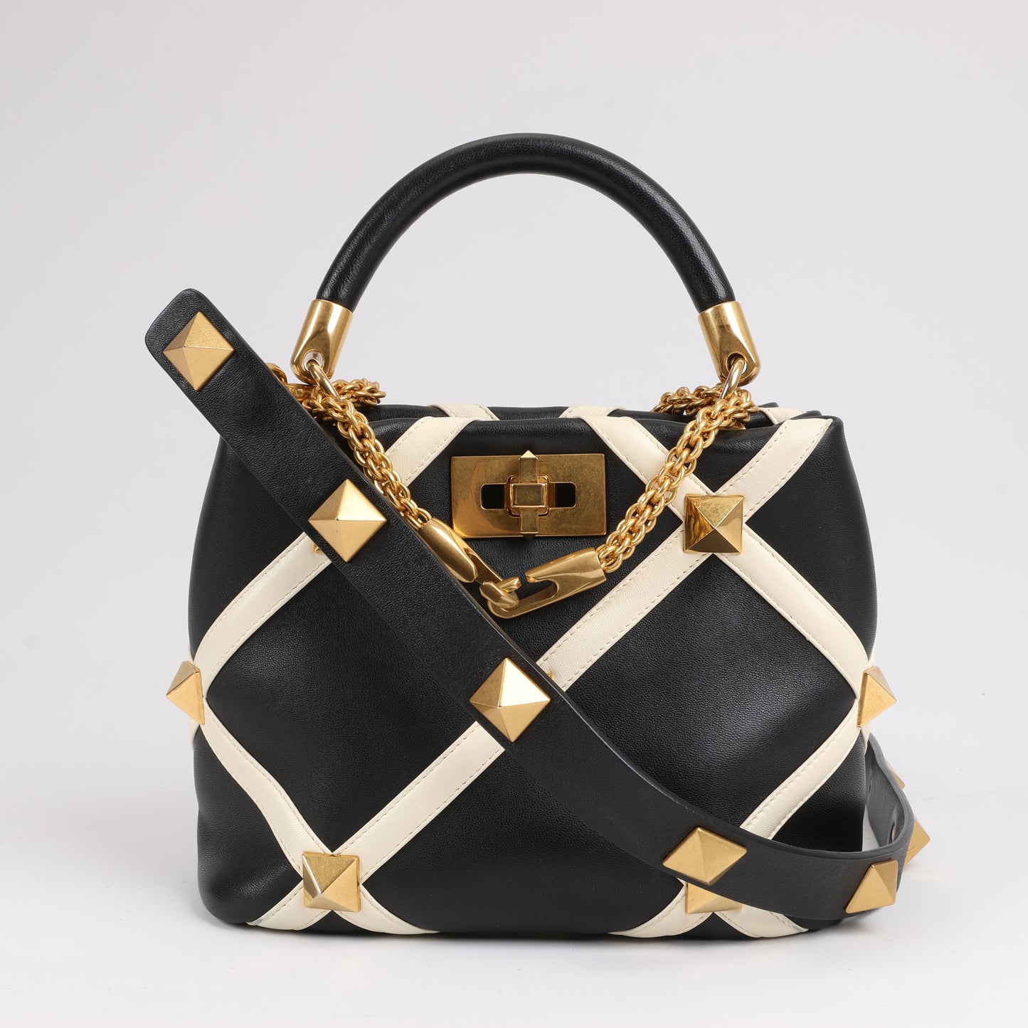 Valentino Garavani – 3-Wege-Schultertasche aus Leder mit römischen Nieten in Schwarz x Beige