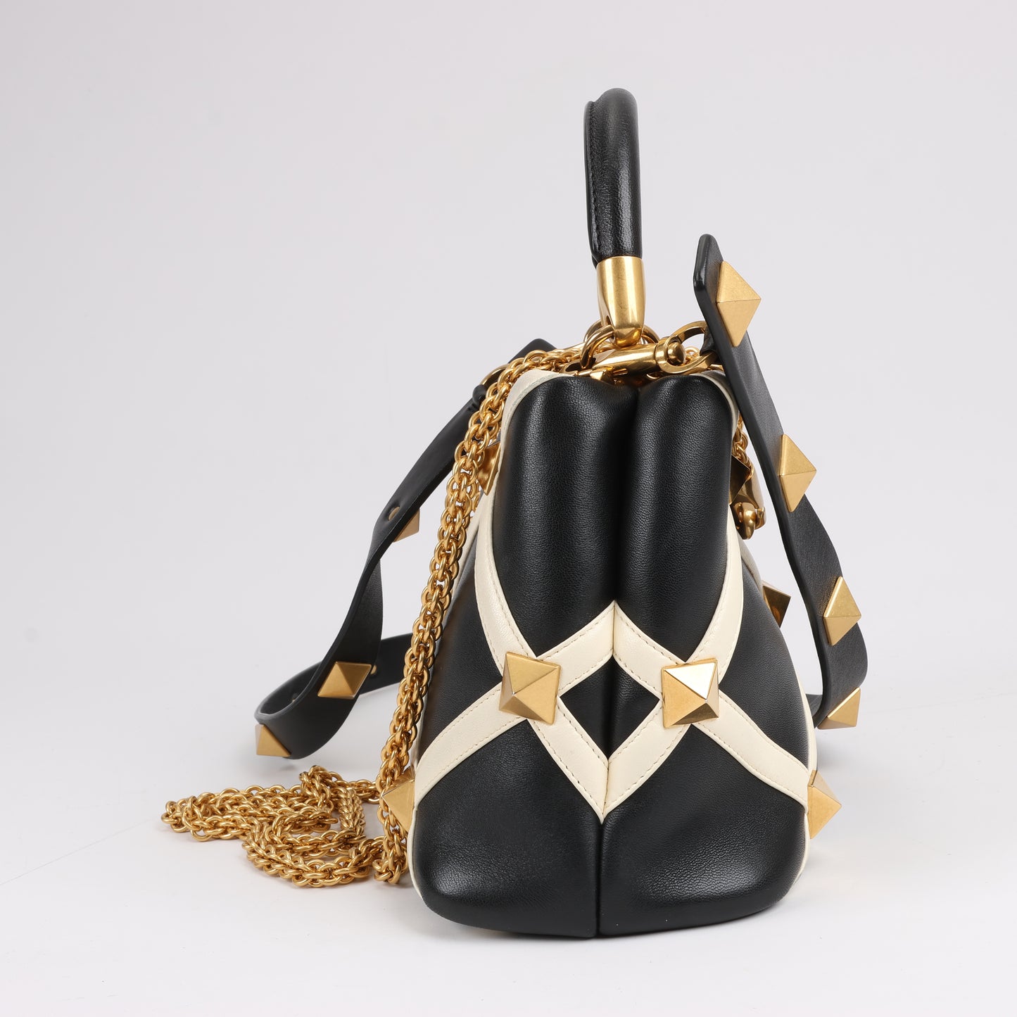Valentino Garavani – 3-Wege-Schultertasche aus Leder mit römischen Nieten in Schwarz x Beige