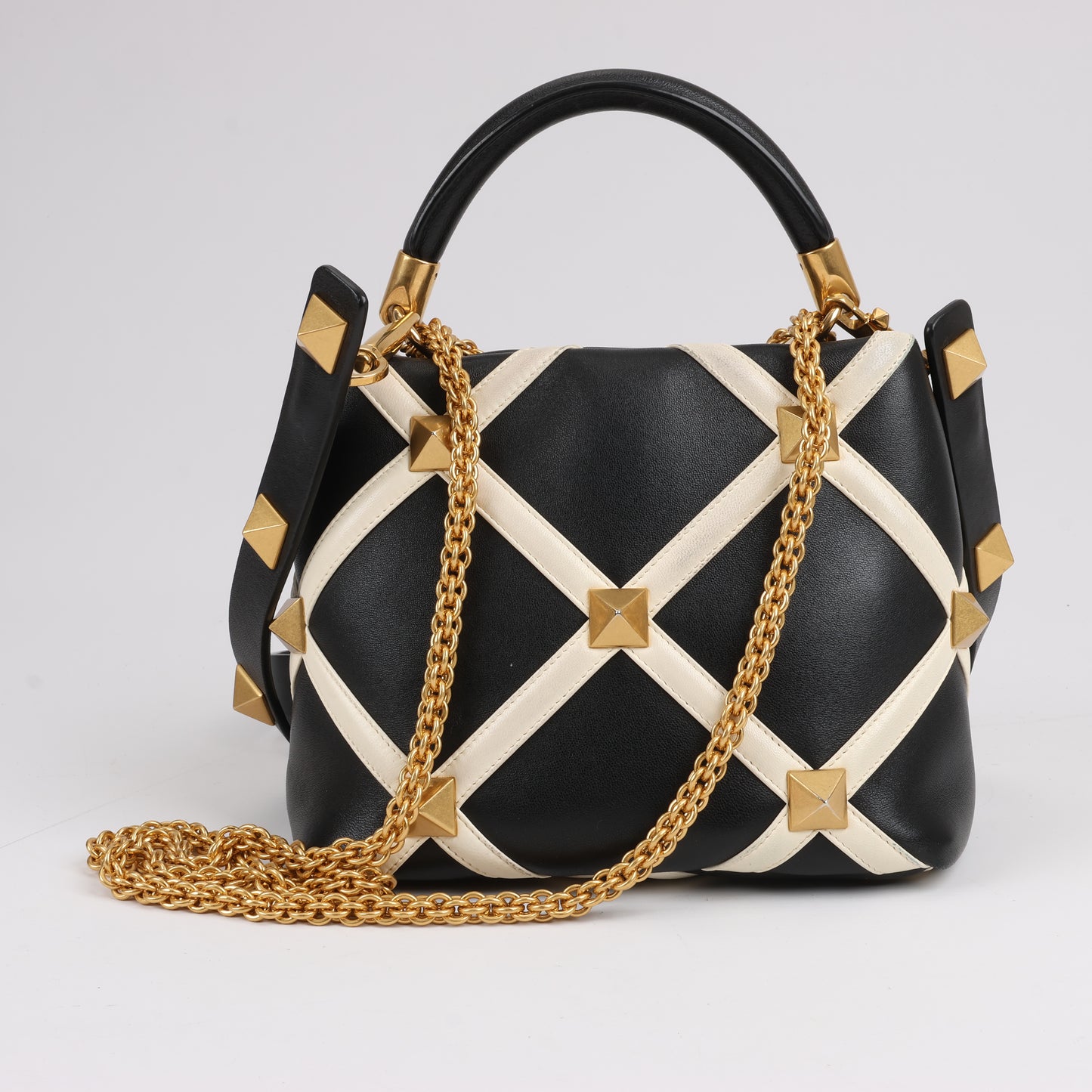 Valentino Garavani – 3-Wege-Schultertasche aus Leder mit römischen Nieten in Schwarz x Beige