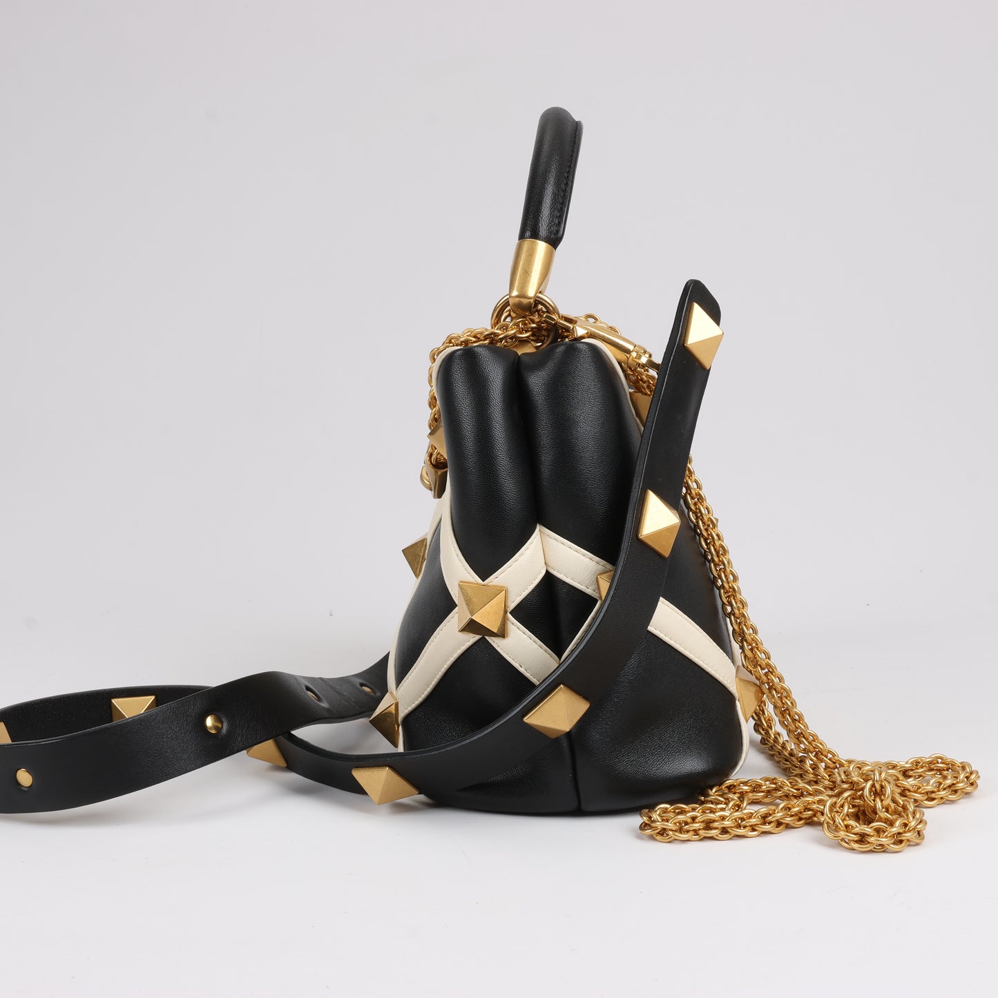 Valentino Garavani – 3-Wege-Schultertasche aus Leder mit römischen Nieten in Schwarz x Beige