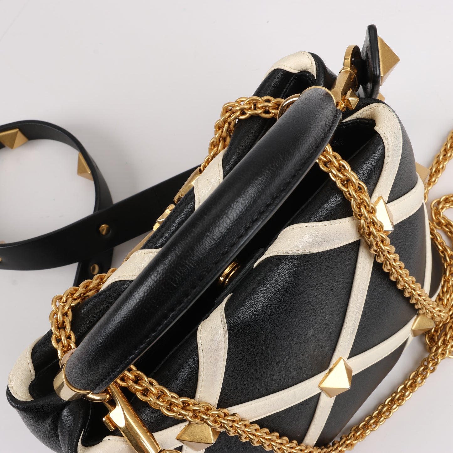 Valentino Garavani – 3-Wege-Schultertasche aus Leder mit römischen Nieten in Schwarz x Beige