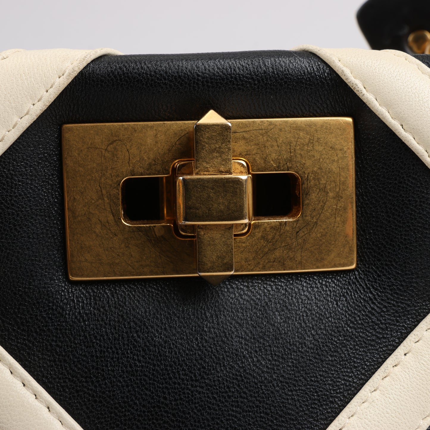 Valentino Garavani – 3-Wege-Schultertasche aus Leder mit römischen Nieten in Schwarz x Beige