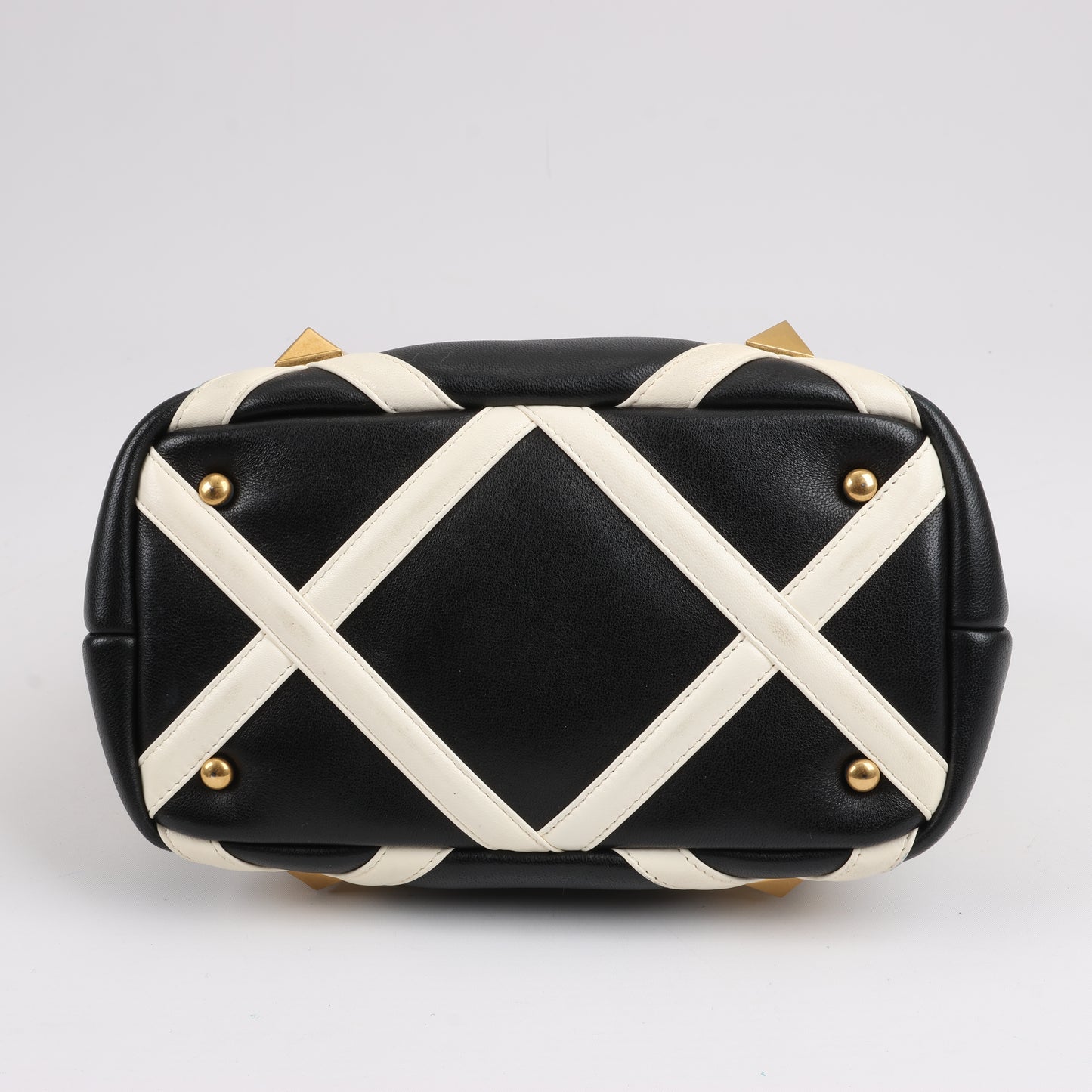 Valentino Garavani – 3-Wege-Schultertasche aus Leder mit römischen Nieten in Schwarz x Beige