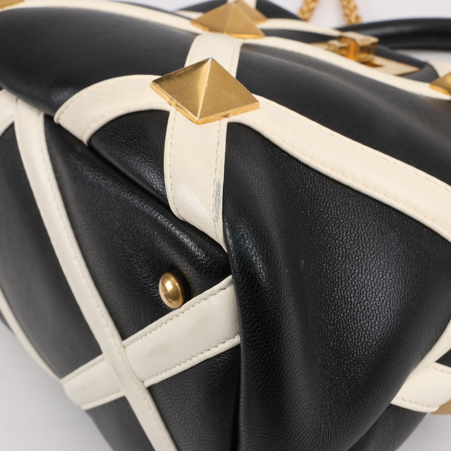 Valentino Garavani – 3-Wege-Schultertasche aus Leder mit römischen Nieten in Schwarz x Beige