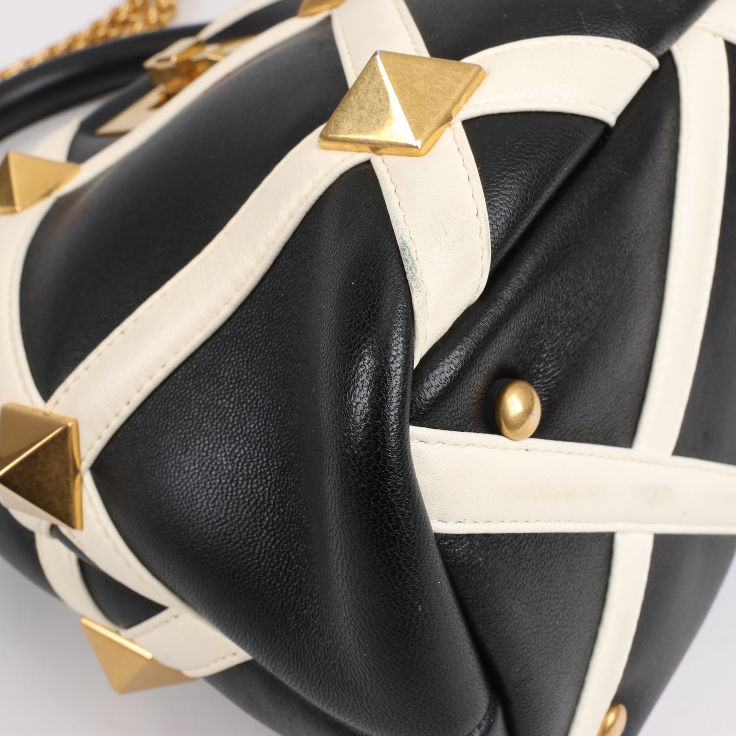 Valentino Garavani – 3-Wege-Schultertasche aus Leder mit römischen Nieten in Schwarz x Beige
