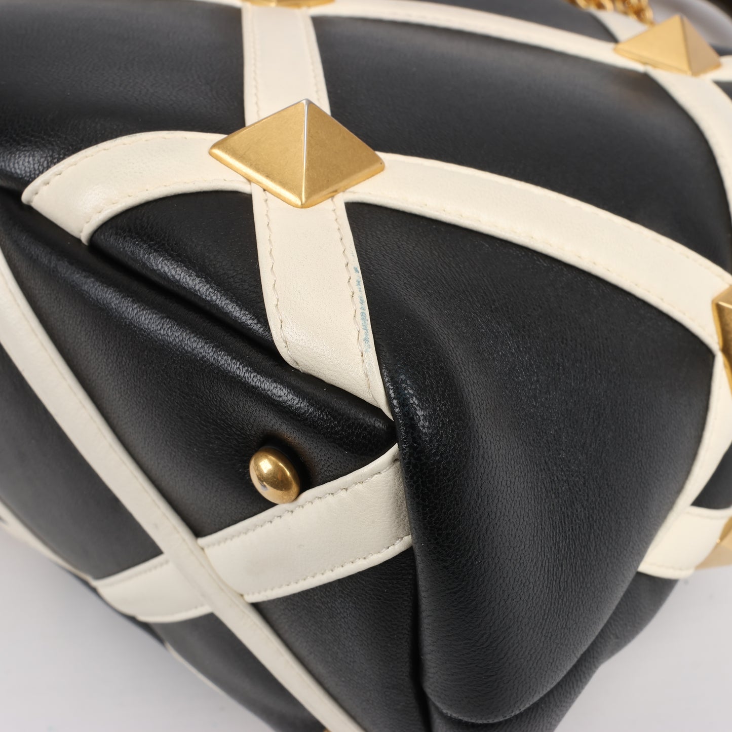 Valentino Garavani – 3-Wege-Schultertasche aus Leder mit römischen Nieten in Schwarz x Beige