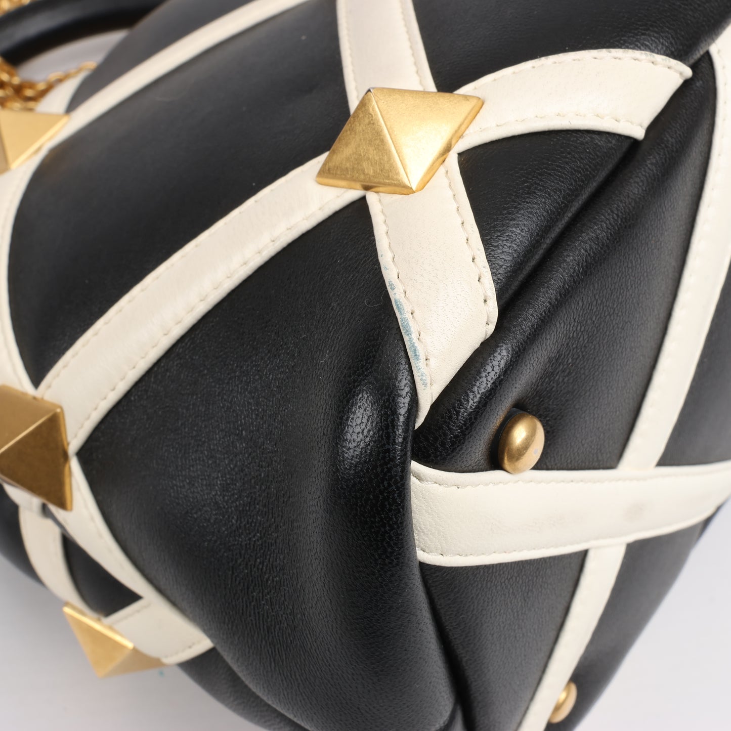 Valentino Garavani – 3-Wege-Schultertasche aus Leder mit römischen Nieten in Schwarz x Beige