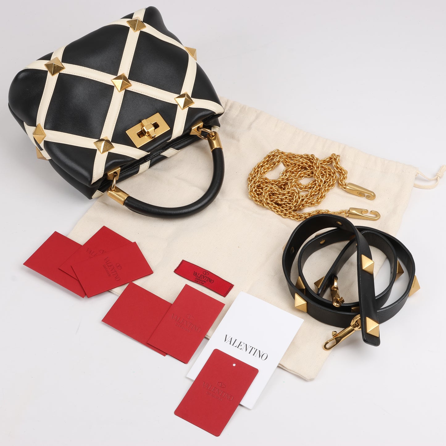 Valentino Garavani – 3-Wege-Schultertasche aus Leder mit römischen Nieten in Schwarz x Beige