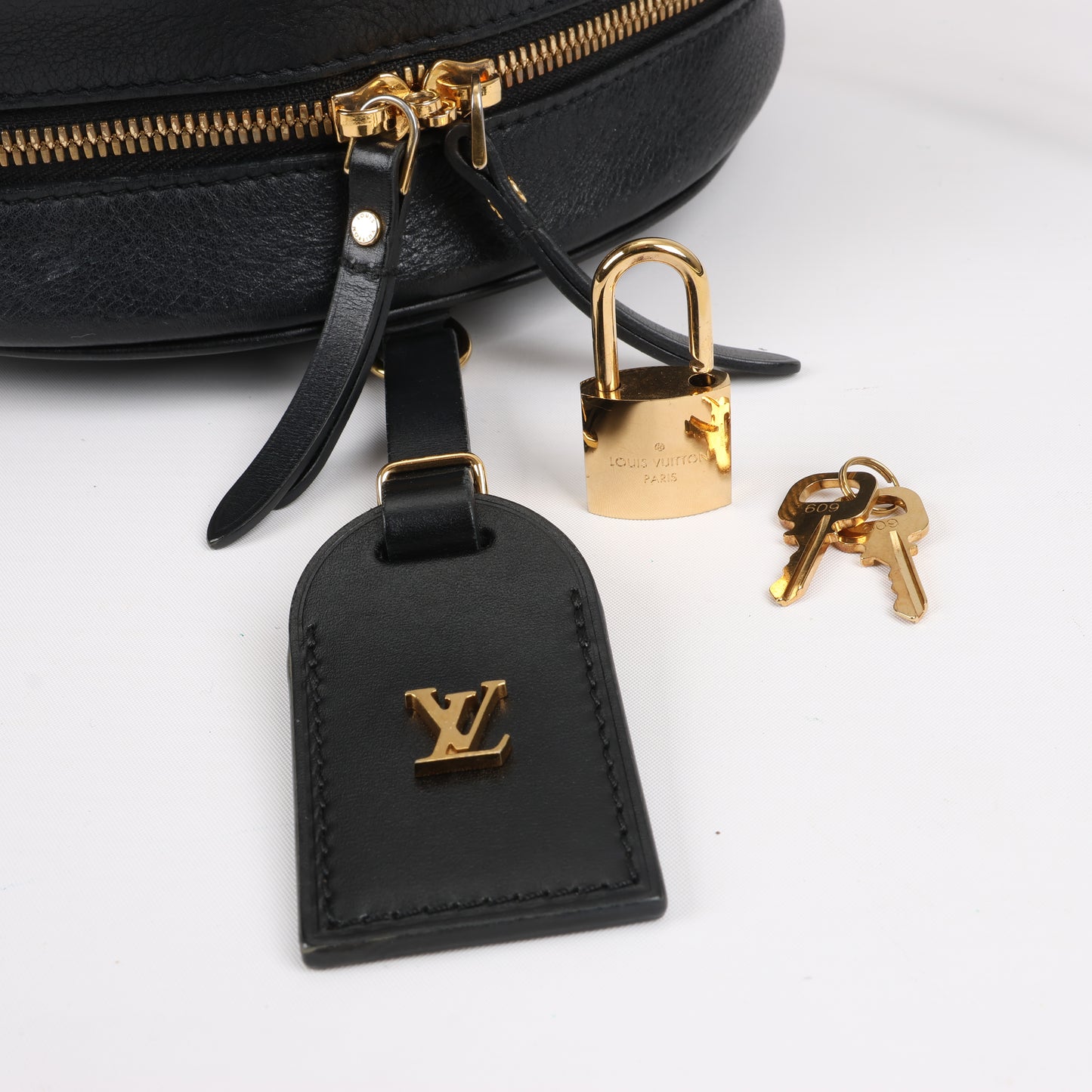 Louis Vuitton Boite Chapeau Souple Vernis Leder Umhängetasche in Schwarz M53999