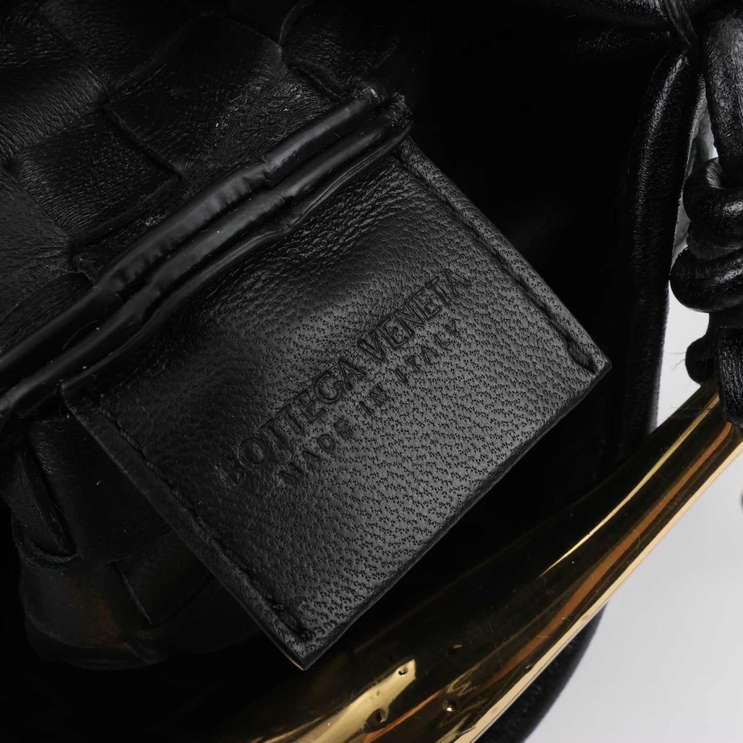 Bottega Veneta Intrecciato Sardines Leder Umhängetasche in Schwarz