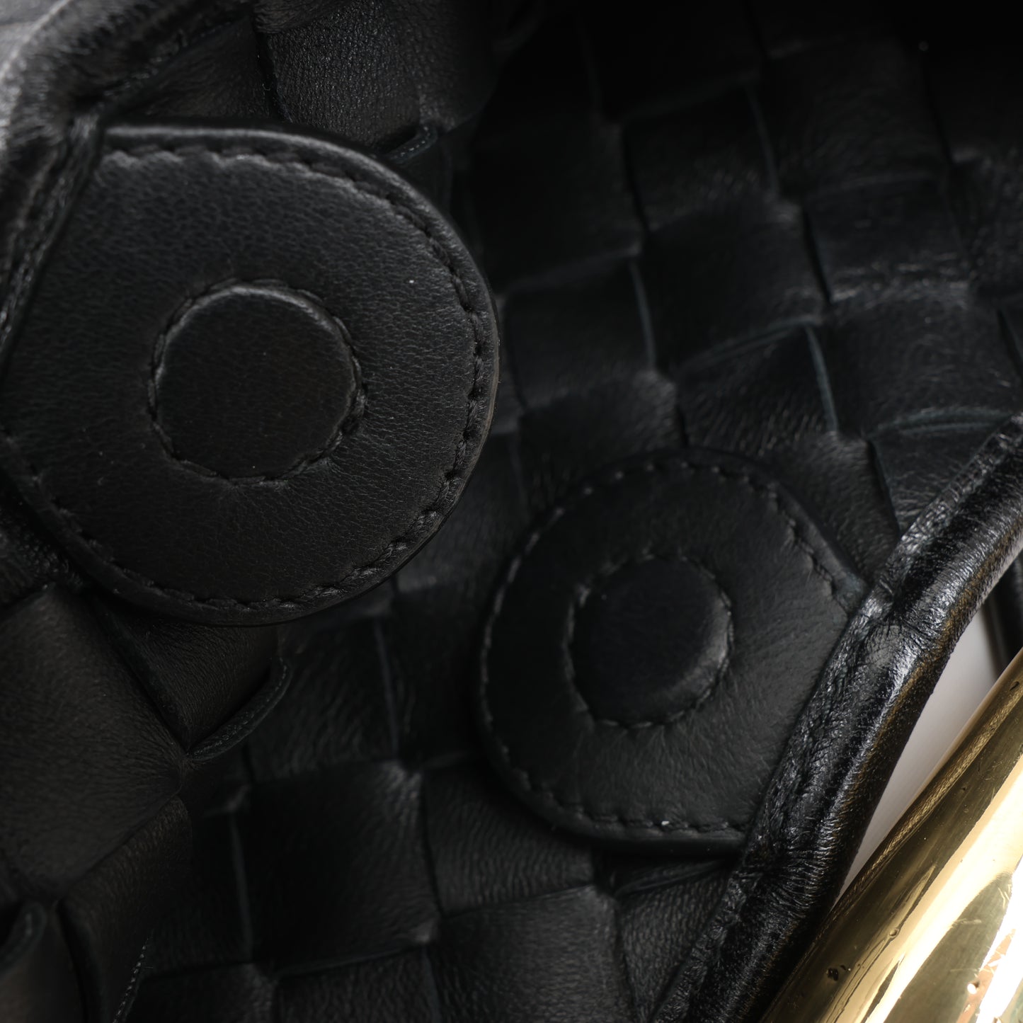 Bottega Veneta Intrecciato Sardines Leder Umhängetasche in Schwarz