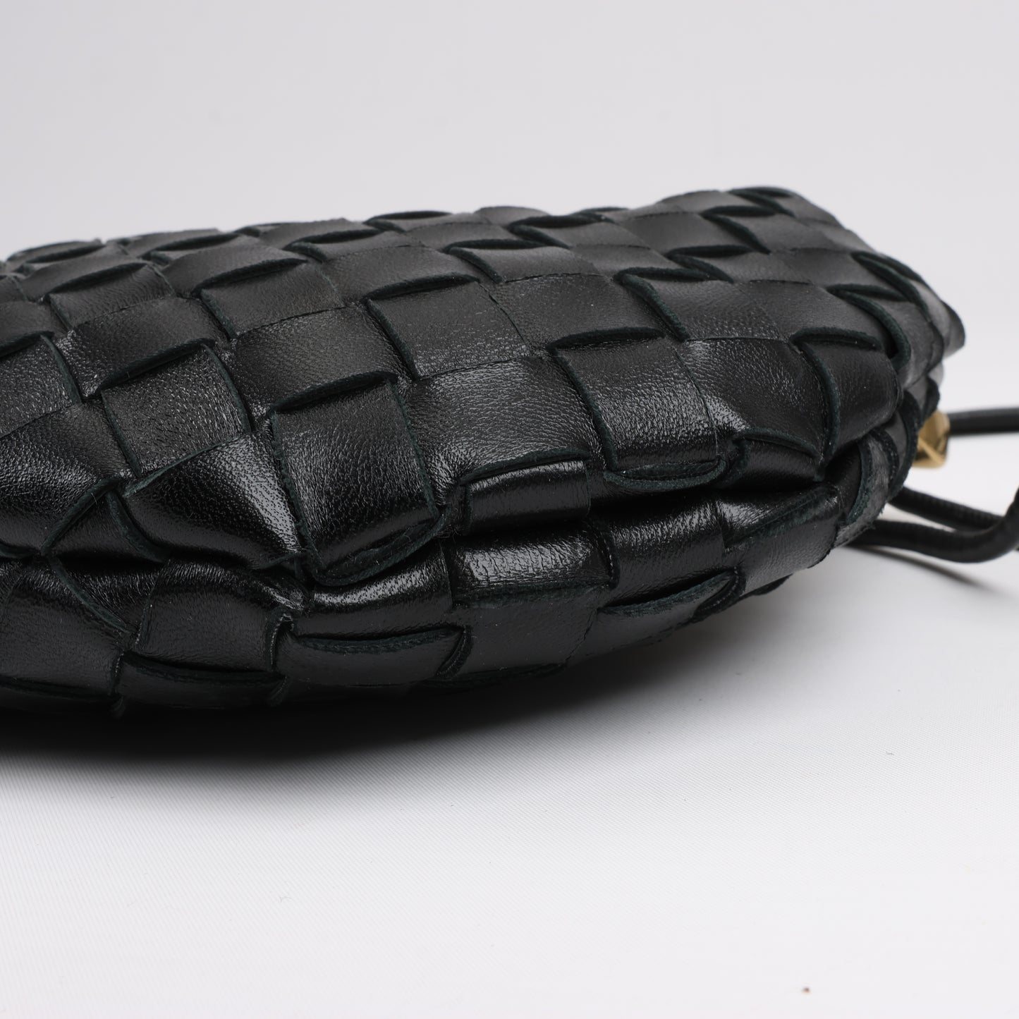 Bottega Veneta Intrecciato Sardines Leder Umhängetasche in Schwarz