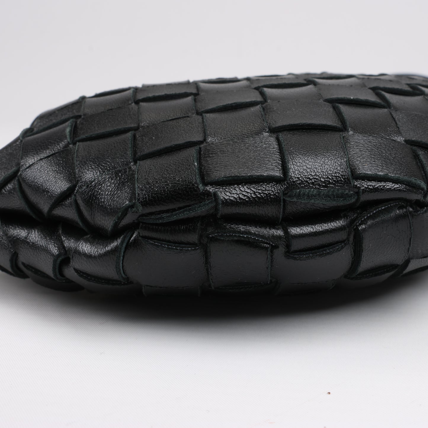 Bottega Veneta Intrecciato Sardines Leder Umhängetasche in Schwarz